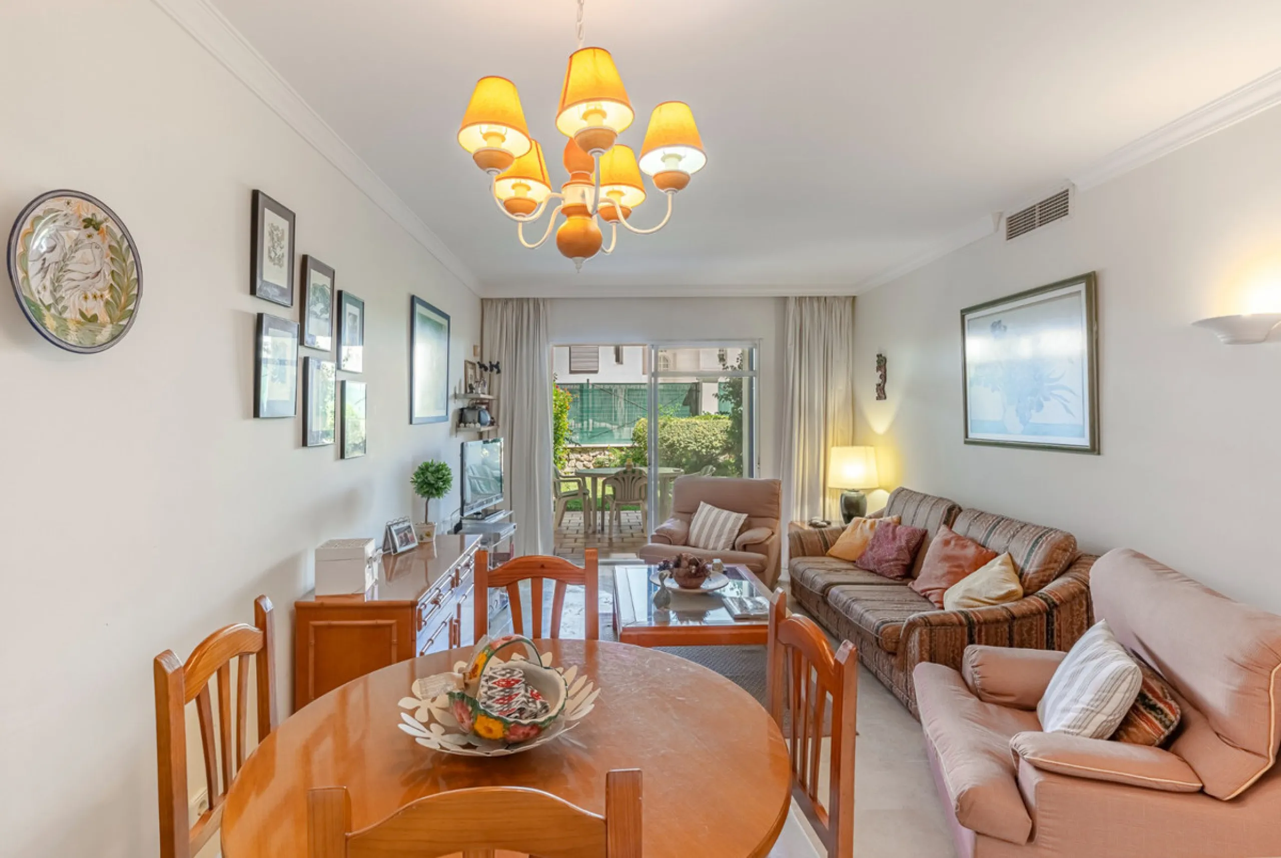 Discover this charming ground-floor apartment in the heart of Marbella's sought-after Golf Valley. Ideally positioned within walking distance of the Aloha Golf clubhouse and just a short buggy ride from the renowned Las Brisas Golf Course, this property o