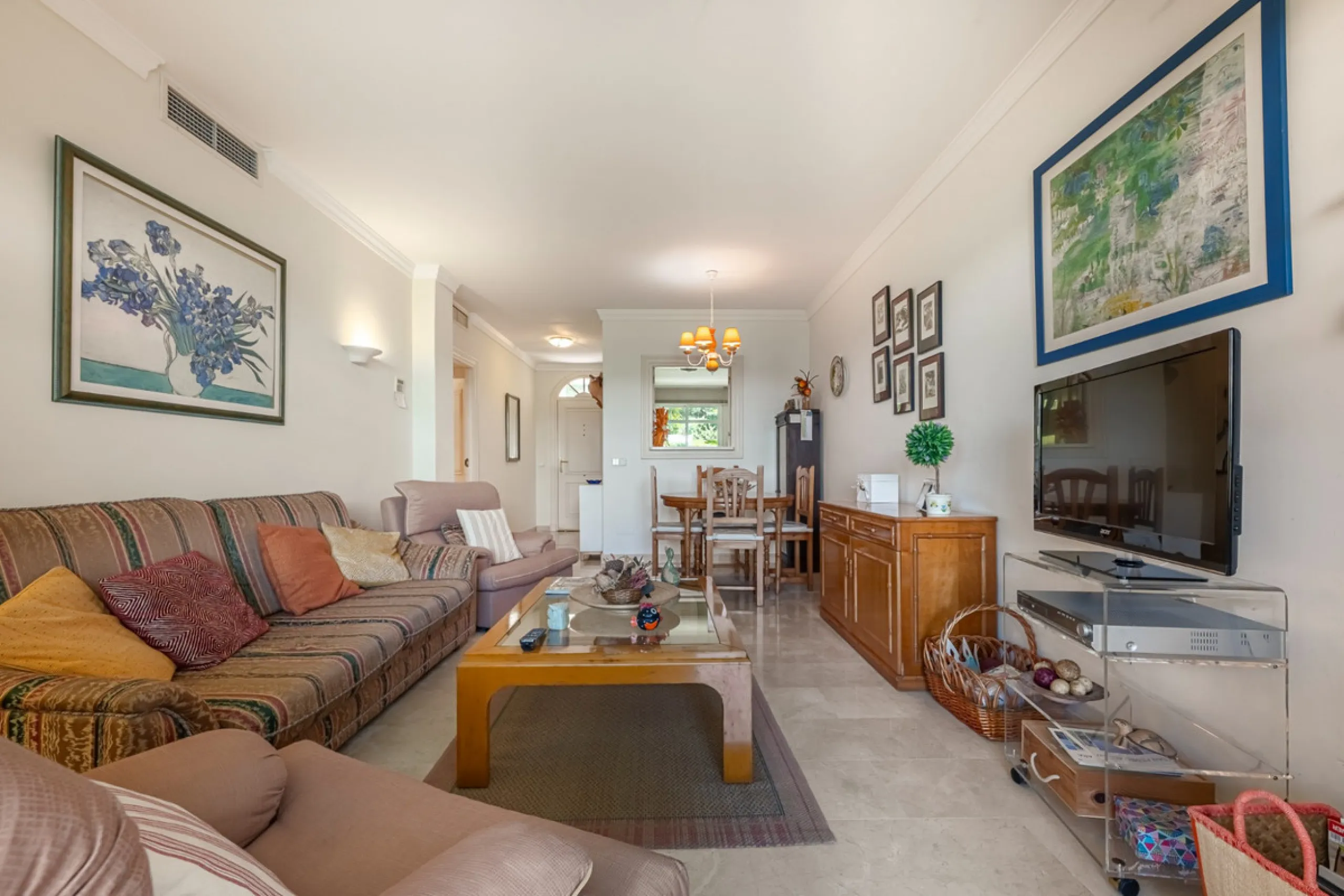Discover this charming ground-floor apartment in the heart of Marbella's sought-after Golf Valley. Ideally positioned within walking distance of the Aloha Golf clubhouse and just a short buggy ride from the renowned Las Brisas Golf Course, this property o