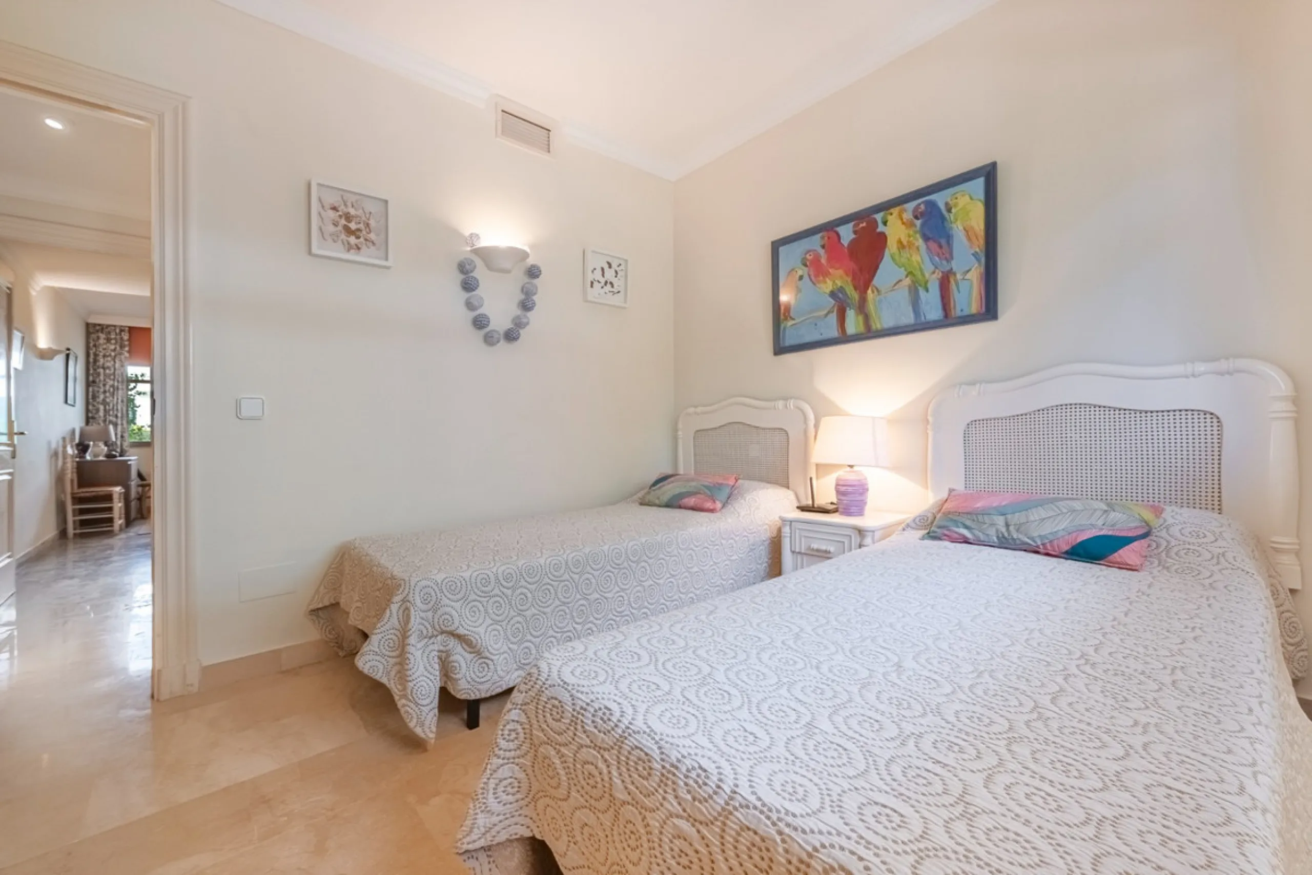 Discover this charming ground-floor apartment in the heart of Marbella's sought-after Golf Valley. Ideally positioned within walking distance of the Aloha Golf clubhouse and just a short buggy ride from the renowned Las Brisas Golf Course, this property o