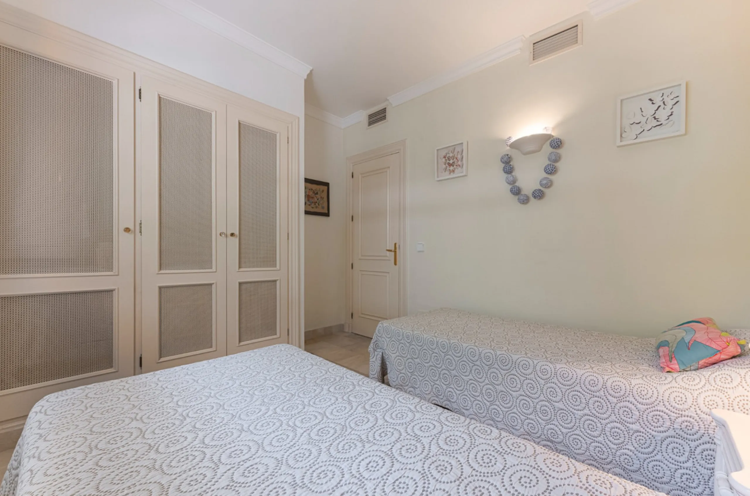 Discover this charming ground-floor apartment in the heart of Marbella's sought-after Golf Valley. Ideally positioned within walking distance of the Aloha Golf clubhouse and just a short buggy ride from the renowned Las Brisas Golf Course, this property o