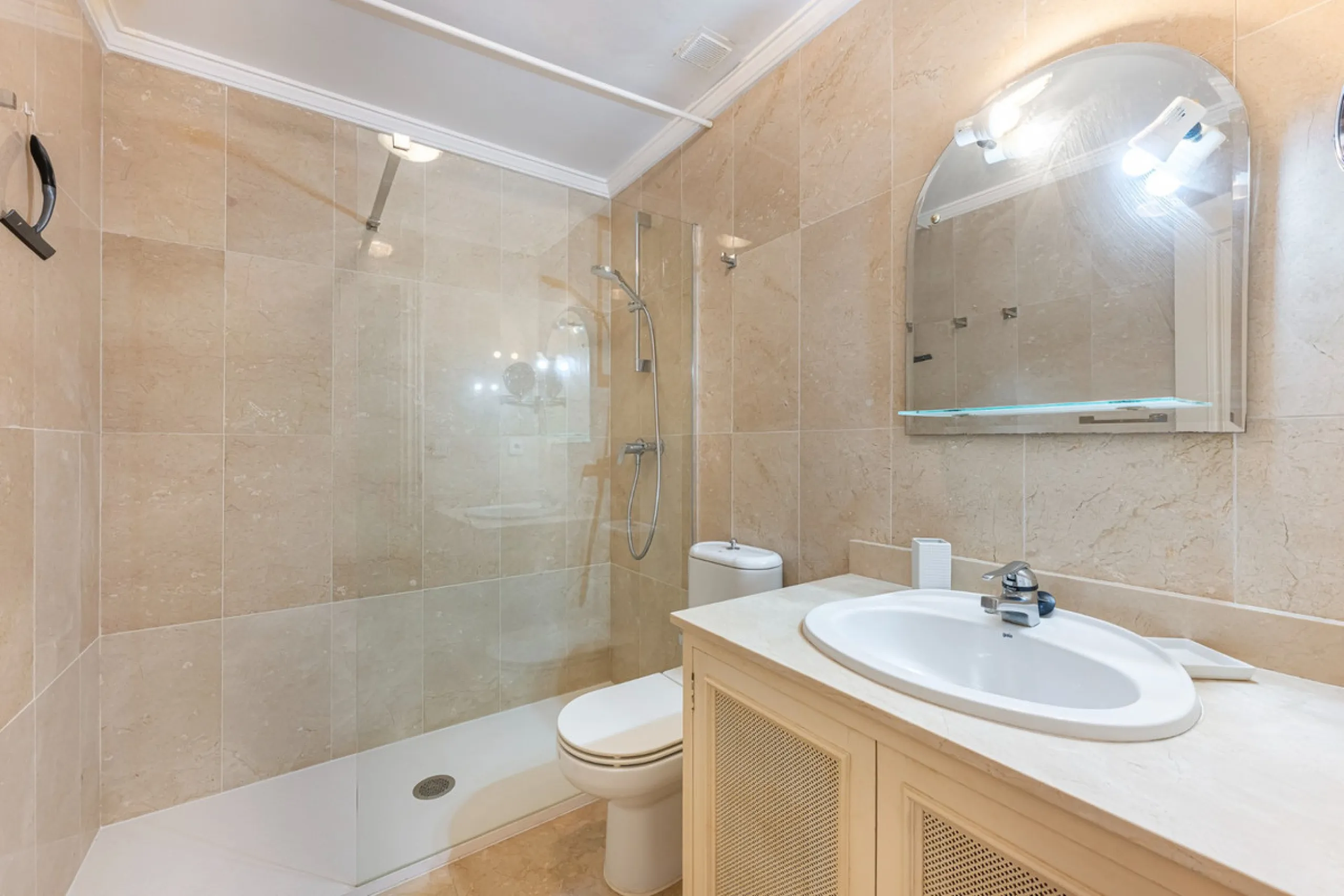 Discover this charming ground-floor apartment in the heart of Marbella's sought-after Golf Valley. Ideally positioned within walking distance of the Aloha Golf clubhouse and just a short buggy ride from the renowned Las Brisas Golf Course, this property o