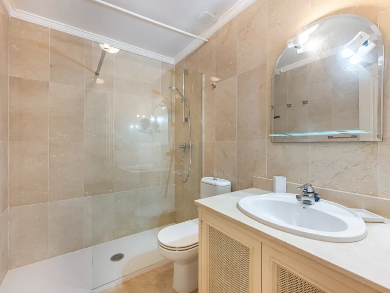 Discover this charming ground-floor apartment in the heart of Marbella's sought-after Golf Valley. Ideally positioned within walking distance of the Aloha Golf clubhouse and just a short buggy ride from the renowned Las Brisas Golf Course, this property o