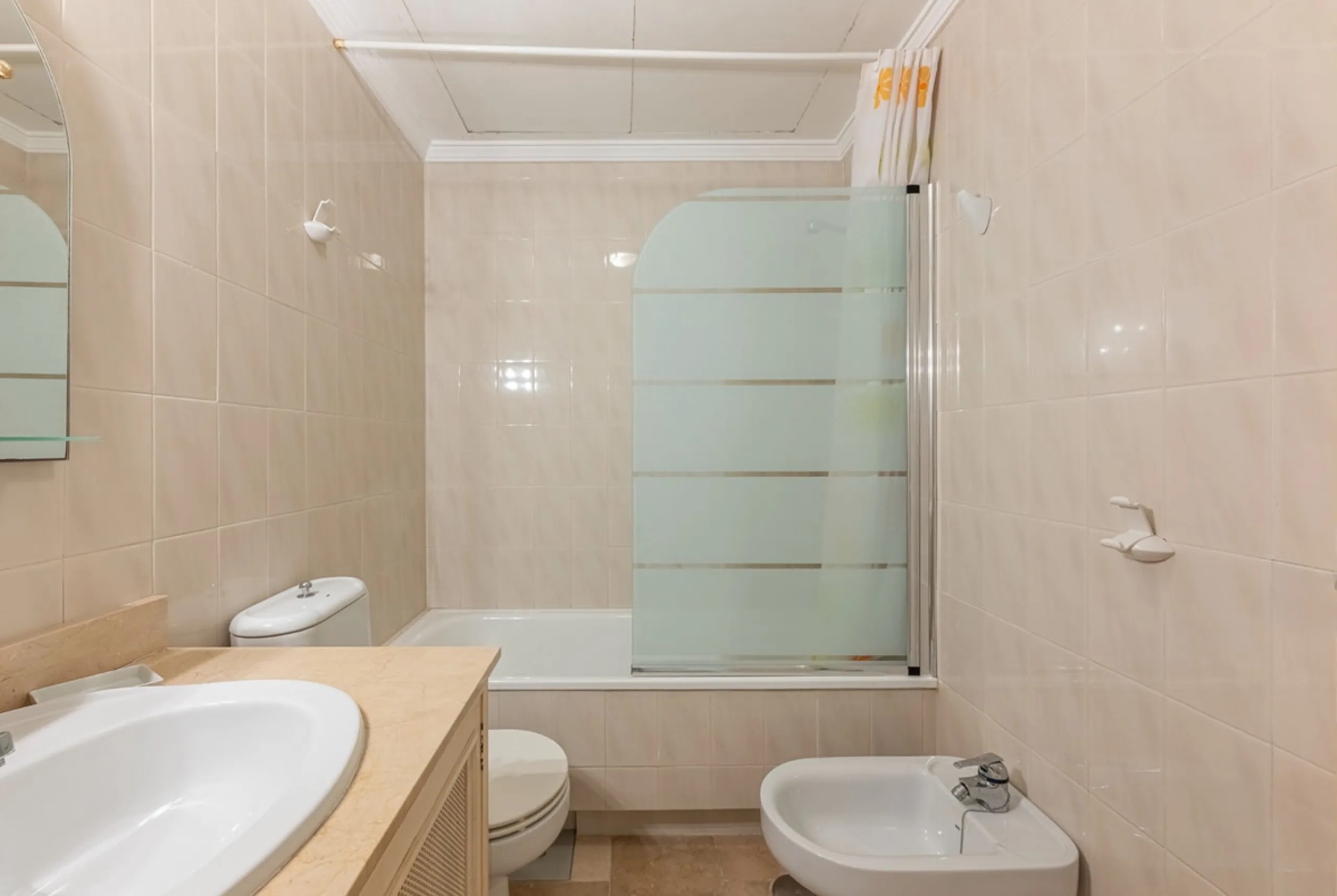 Discover this charming ground-floor apartment in the heart of Marbella's sought-after Golf Valley. Ideally positioned within walking distance of the Aloha Golf clubhouse and just a short buggy ride from the renowned Las Brisas Golf Course, this property o