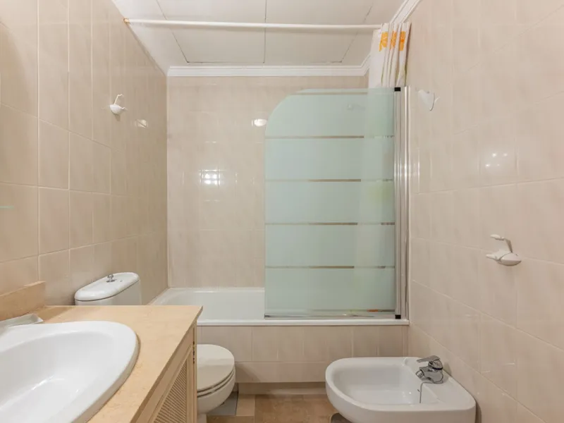 Discover this charming ground-floor apartment in the heart of Marbella's sought-after Golf Valley. Ideally positioned within walking distance of the Aloha Golf clubhouse and just a short buggy ride from the renowned Las Brisas Golf Course, this property o