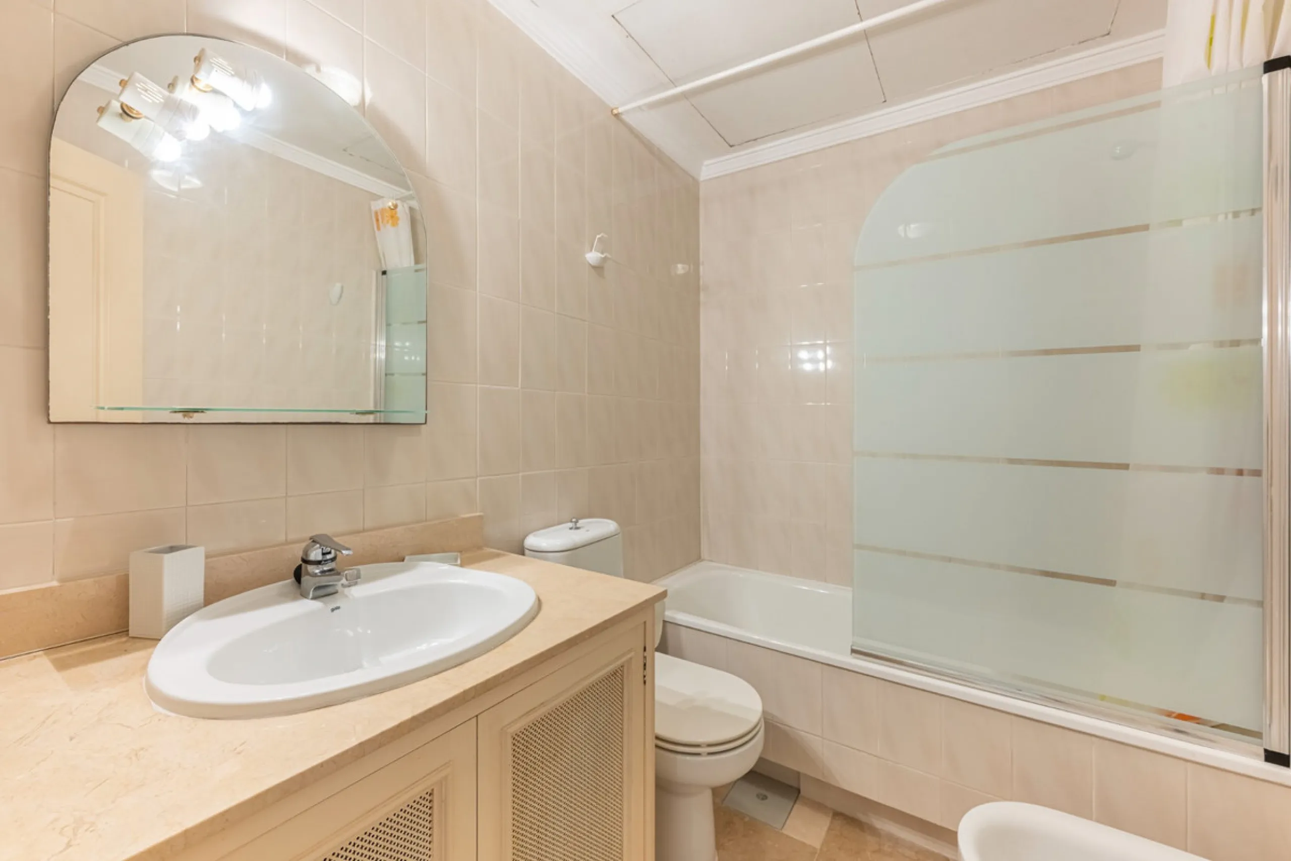 Discover this charming ground-floor apartment in the heart of Marbella's sought-after Golf Valley. Ideally positioned within walking distance of the Aloha Golf clubhouse and just a short buggy ride from the renowned Las Brisas Golf Course, this property o