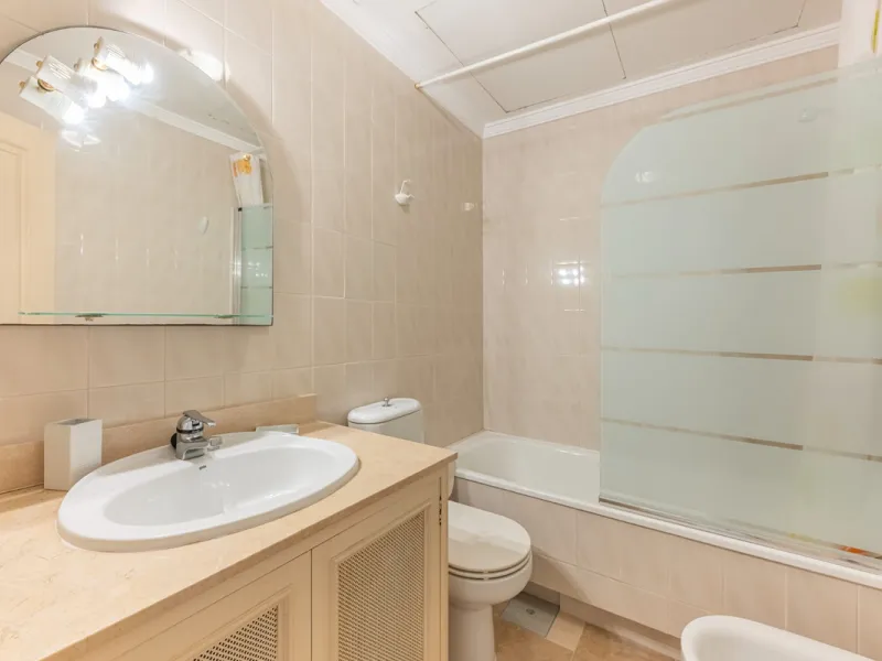 Discover this charming ground-floor apartment in the heart of Marbella's sought-after Golf Valley. Ideally positioned within walking distance of the Aloha Golf clubhouse and just a short buggy ride from the renowned Las Brisas Golf Course, this property o