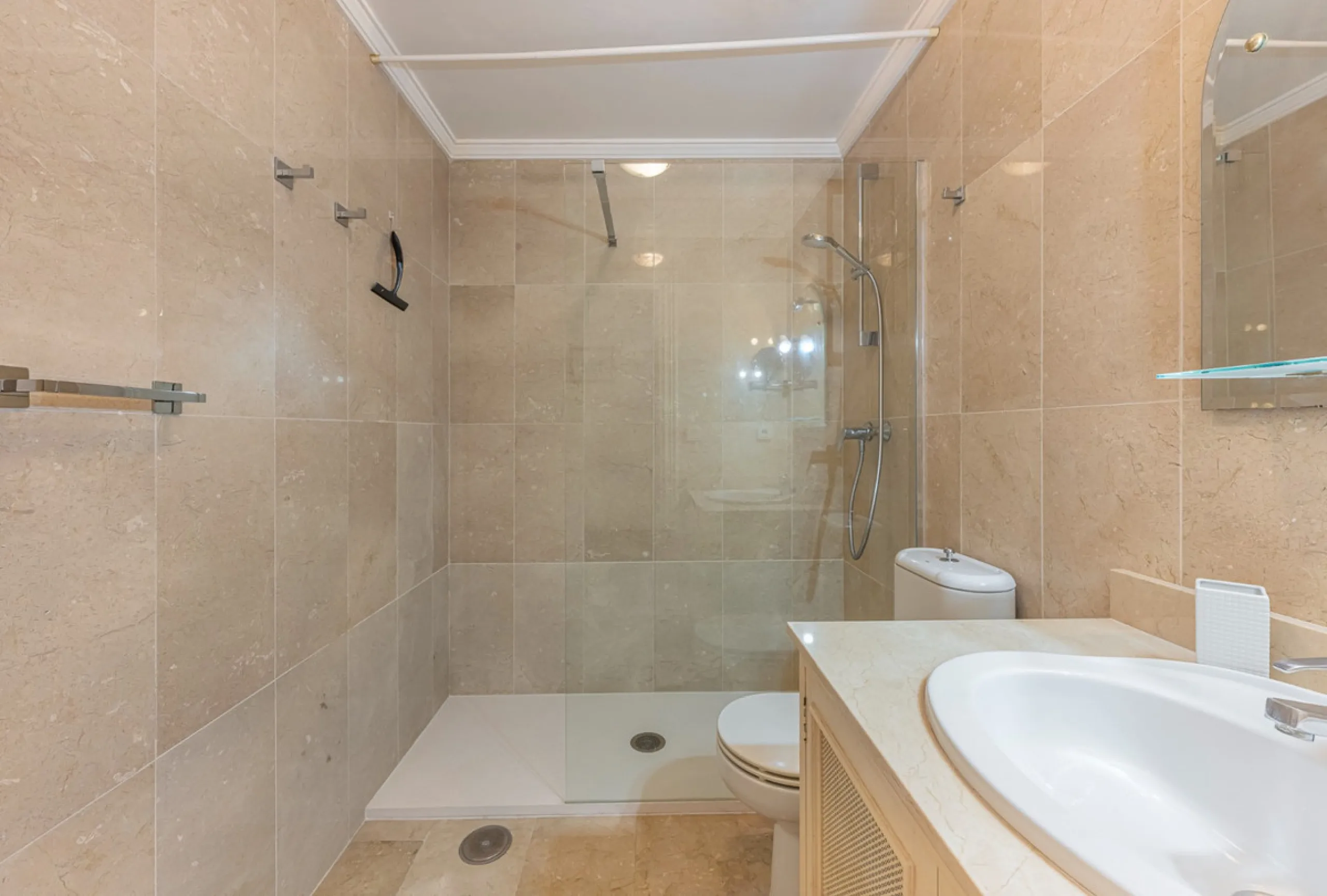 Discover this charming ground-floor apartment in the heart of Marbella's sought-after Golf Valley. Ideally positioned within walking distance of the Aloha Golf clubhouse and just a short buggy ride from the renowned Las Brisas Golf Course, this property o
