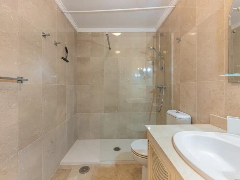 Discover this charming ground-floor apartment in the heart of Marbella's sought-after Golf Valley. Ideally positioned within walking distance of the Aloha Golf clubhouse and just a short buggy ride from the renowned Las Brisas Golf Course, this property o
