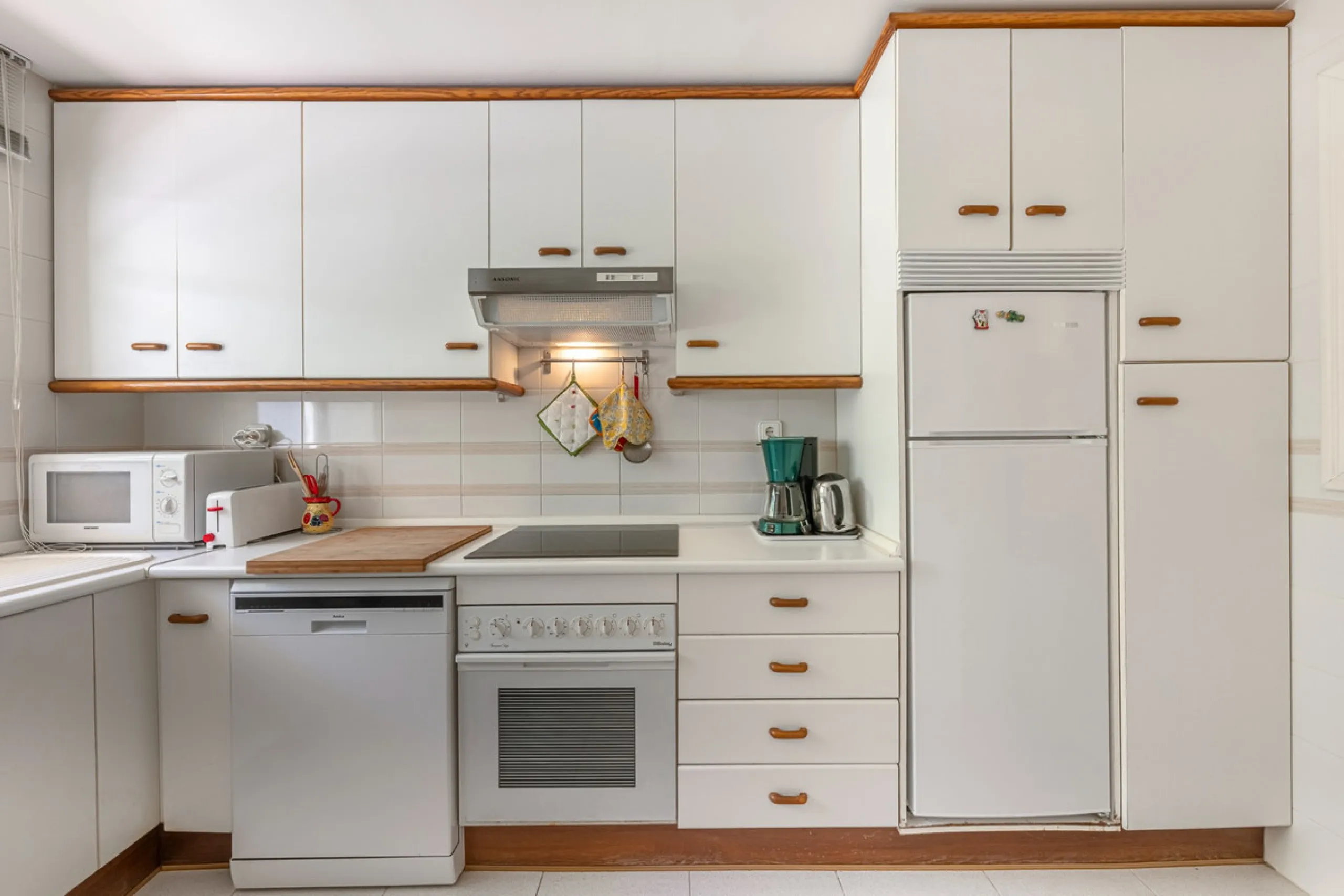 Discover this charming ground-floor apartment in the heart of Marbella's sought-after Golf Valley. Ideally positioned within walking distance of the Aloha Golf clubhouse and just a short buggy ride from the renowned Las Brisas Golf Course, this property o