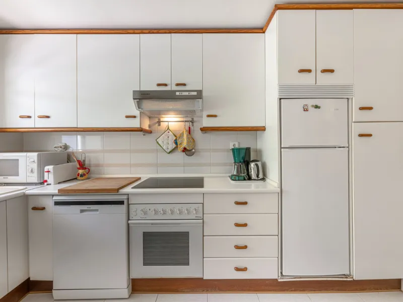 Discover this charming ground-floor apartment in the heart of Marbella's sought-after Golf Valley. Ideally positioned within walking distance of the Aloha Golf clubhouse and just a short buggy ride from the renowned Las Brisas Golf Course, this property o