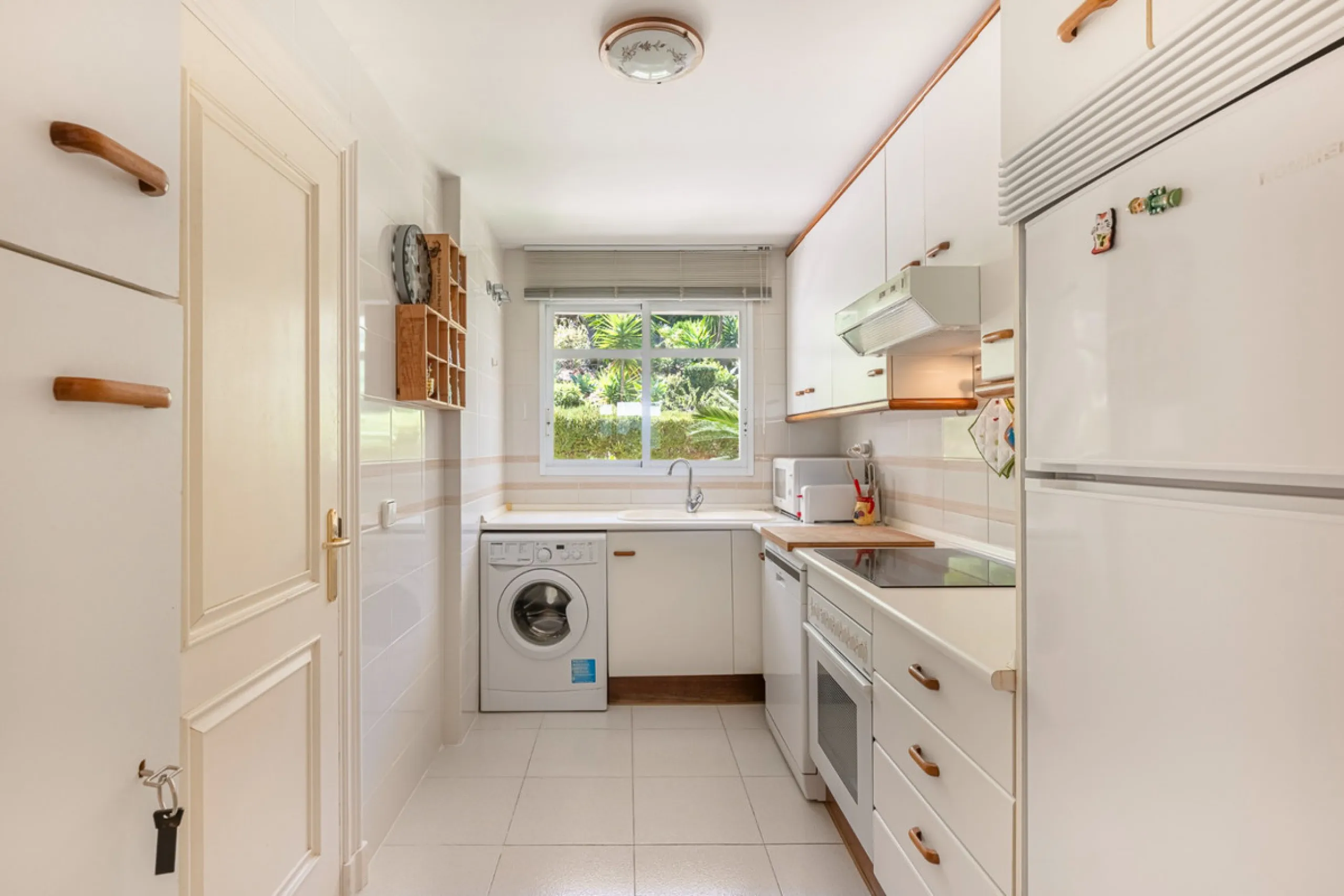 Discover this charming ground-floor apartment in the heart of Marbella's sought-after Golf Valley. Ideally positioned within walking distance of the Aloha Golf clubhouse and just a short buggy ride from the renowned Las Brisas Golf Course, this property o