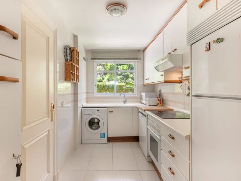 Discover this charming ground-floor apartment in the heart of Marbella's sought-after Golf Valley. Ideally positioned within walking distance of the Aloha Golf clubhouse and just a short buggy ride from the renowned Las Brisas Golf Course, this property o