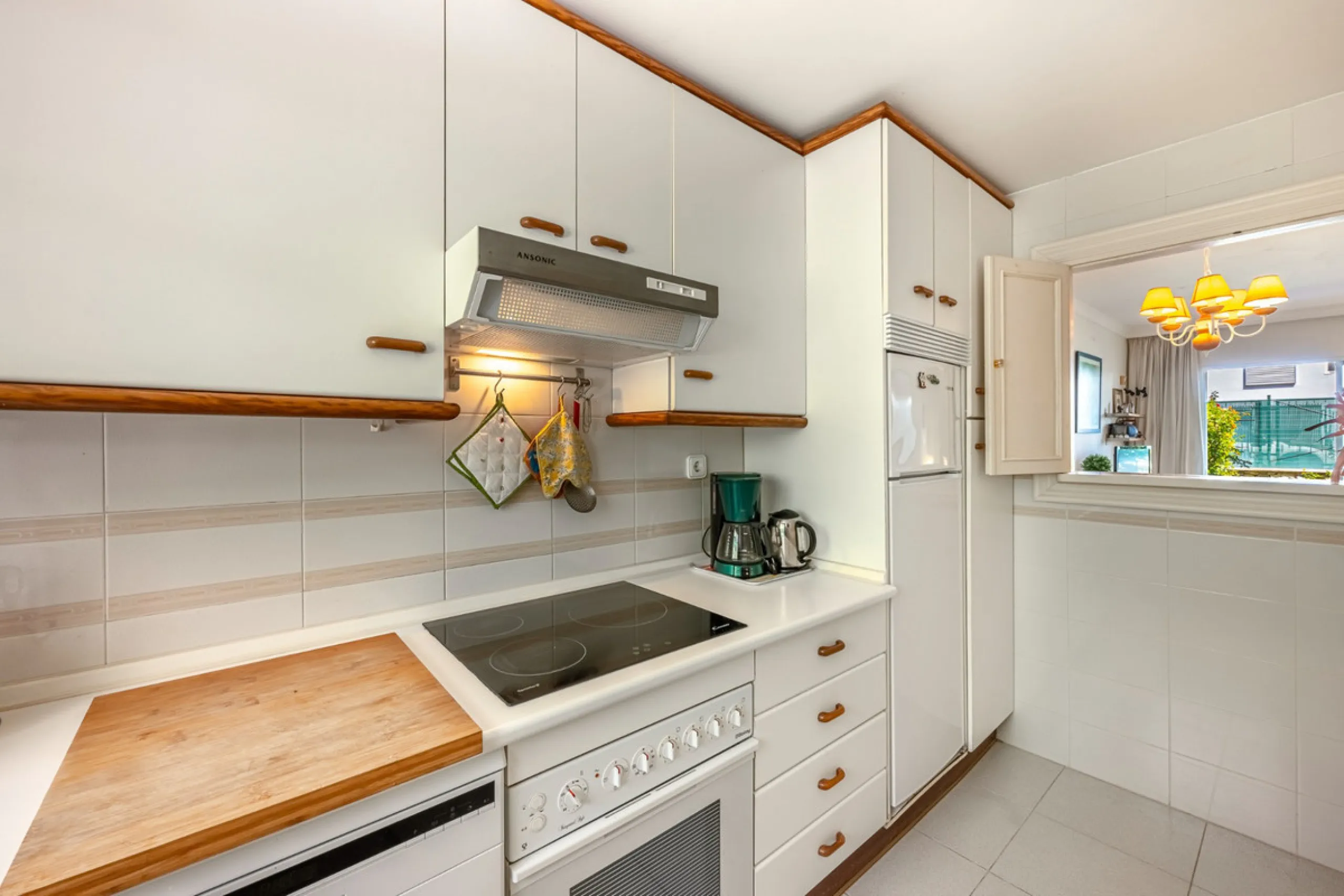 Discover this charming ground-floor apartment in the heart of Marbella's sought-after Golf Valley. Ideally positioned within walking distance of the Aloha Golf clubhouse and just a short buggy ride from the renowned Las Brisas Golf Course, this property o