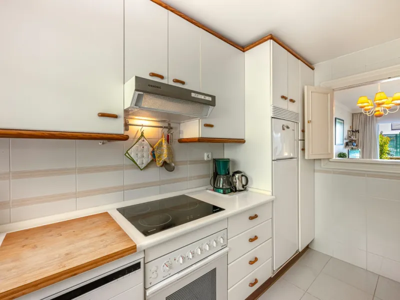 Discover this charming ground-floor apartment in the heart of Marbella's sought-after Golf Valley. Ideally positioned within walking distance of the Aloha Golf clubhouse and just a short buggy ride from the renowned Las Brisas Golf Course, this property o