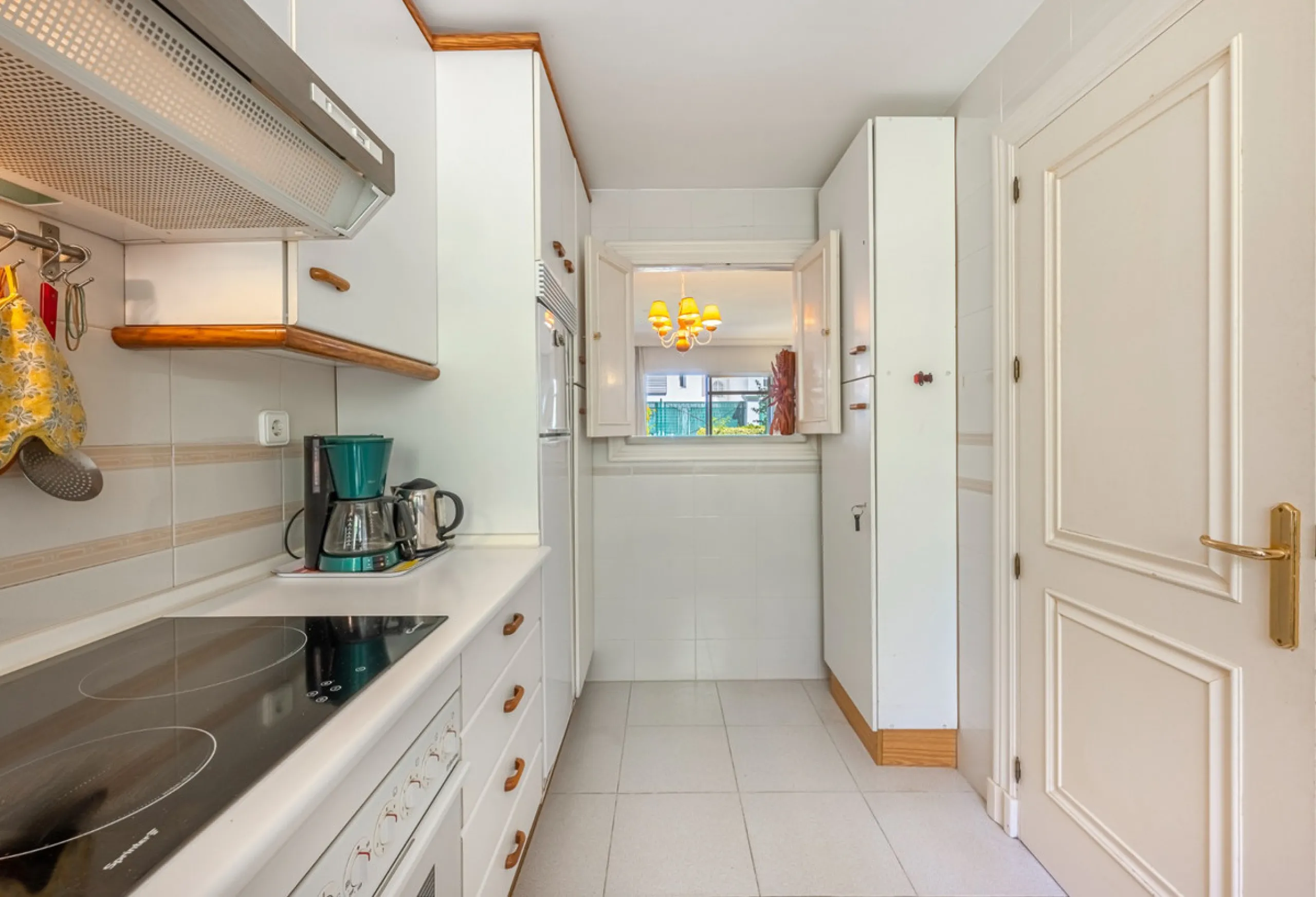 Discover this charming ground-floor apartment in the heart of Marbella's sought-after Golf Valley. Ideally positioned within walking distance of the Aloha Golf clubhouse and just a short buggy ride from the renowned Las Brisas Golf Course, this property o