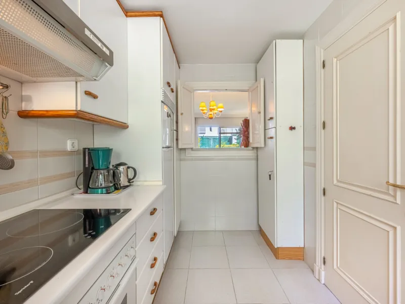 Discover this charming ground-floor apartment in the heart of Marbella's sought-after Golf Valley. Ideally positioned within walking distance of the Aloha Golf clubhouse and just a short buggy ride from the renowned Las Brisas Golf Course, this property o