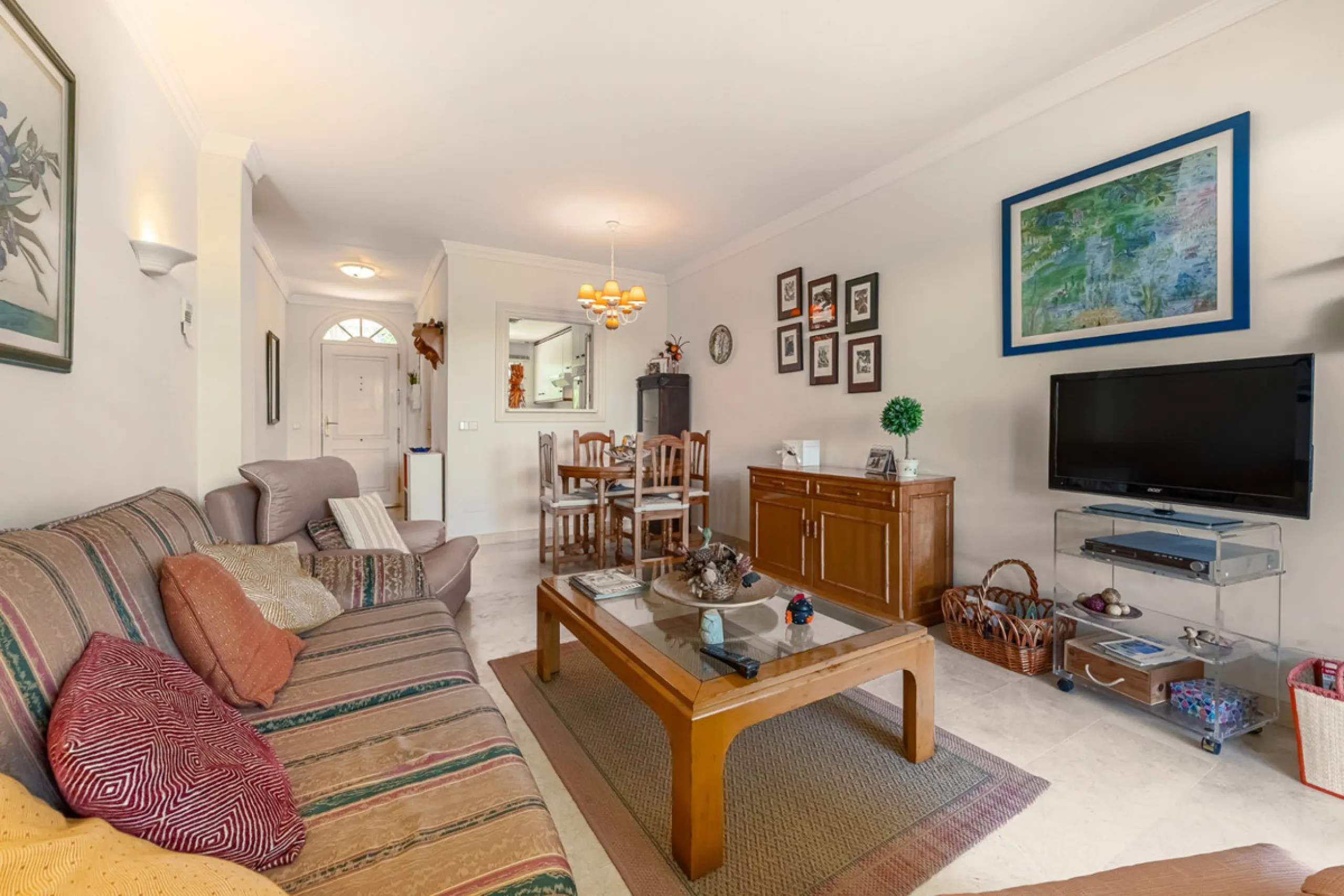 Discover this charming ground-floor apartment in the heart of Marbella's sought-after Golf Valley. Ideally positioned within walking distance of the Aloha Golf clubhouse and just a short buggy ride from the renowned Las Brisas Golf Course, this property o