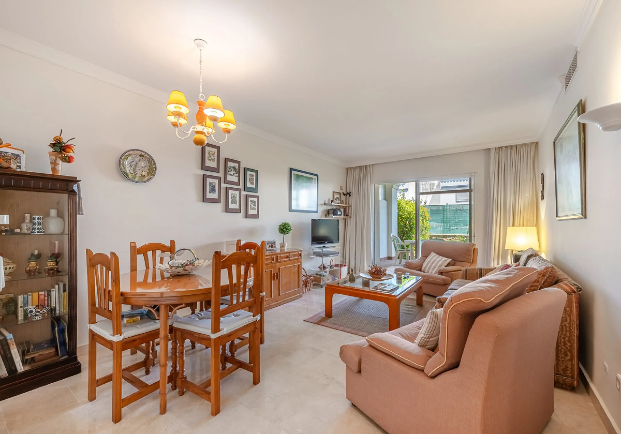 Discover this charming ground-floor apartment in the heart of Marbella's sought-after Golf Valley. Ideally positioned within walking distance of the Aloha Golf clubhouse and just a short buggy ride from the renowned Las Brisas Golf Course, this property o