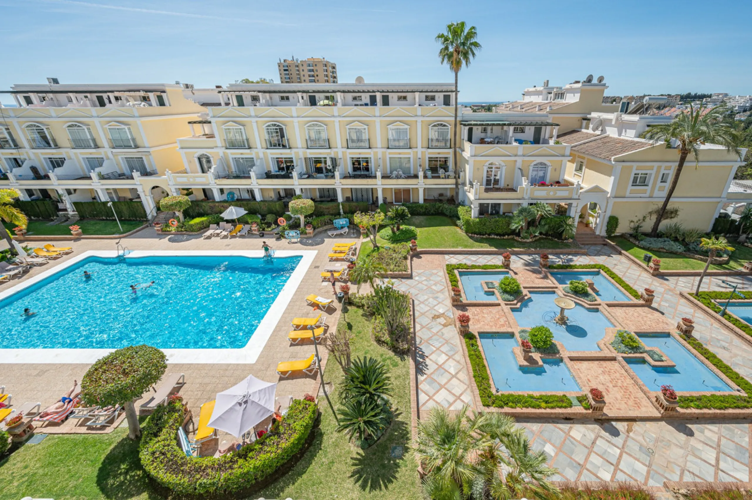 Discover this charming ground-floor apartment in the heart of Marbella's sought-after Golf Valley. Ideally positioned within walking distance of the Aloha Golf clubhouse and just a short buggy ride from the renowned Las Brisas Golf Course, this property o