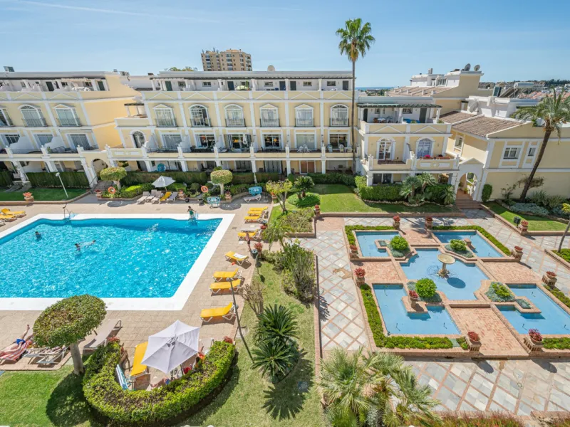 Discover this charming ground-floor apartment in the heart of Marbella's sought-after Golf Valley. Ideally positioned within walking distance of the Aloha Golf clubhouse and just a short buggy ride from the renowned Las Brisas Golf Course, this property o