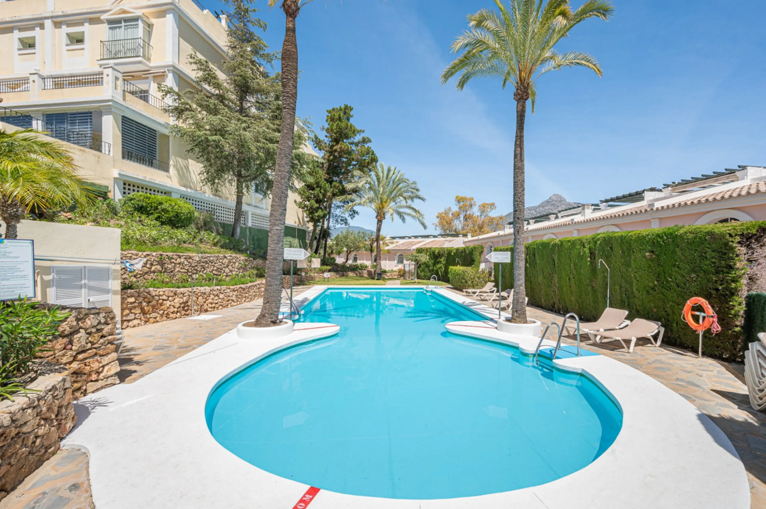 Discover this charming ground-floor apartment in the heart of Marbella's sought-after Golf Valley. Ideally positioned within walking distance of the Aloha Golf clubhouse and just a short buggy ride from the renowned Las Brisas Golf Course, this property o