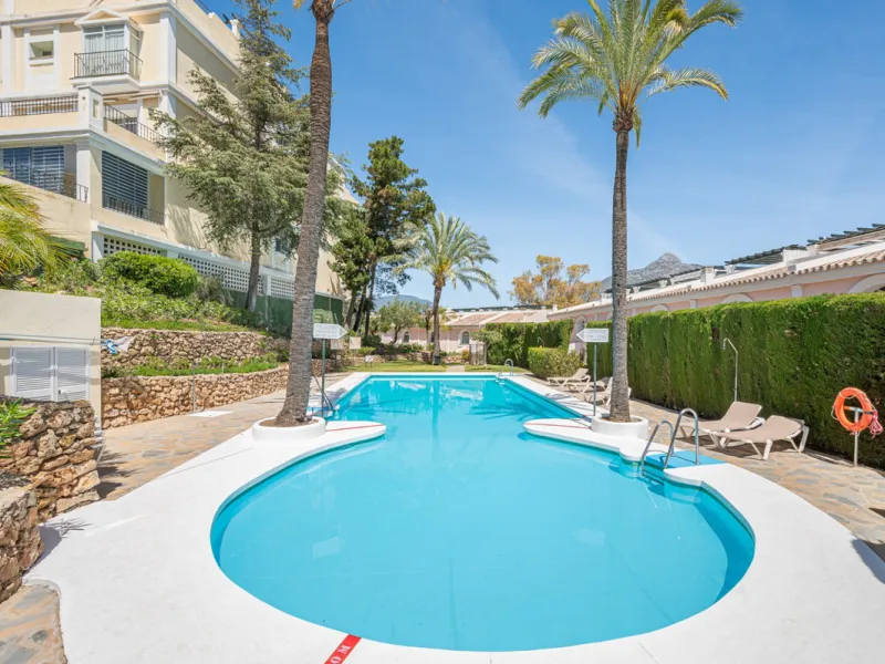 Discover this charming ground-floor apartment in the heart of Marbella's sought-after Golf Valley. Ideally positioned within walking distance of the Aloha Golf clubhouse and just a short buggy ride from the renowned Las Brisas Golf Course, this property o