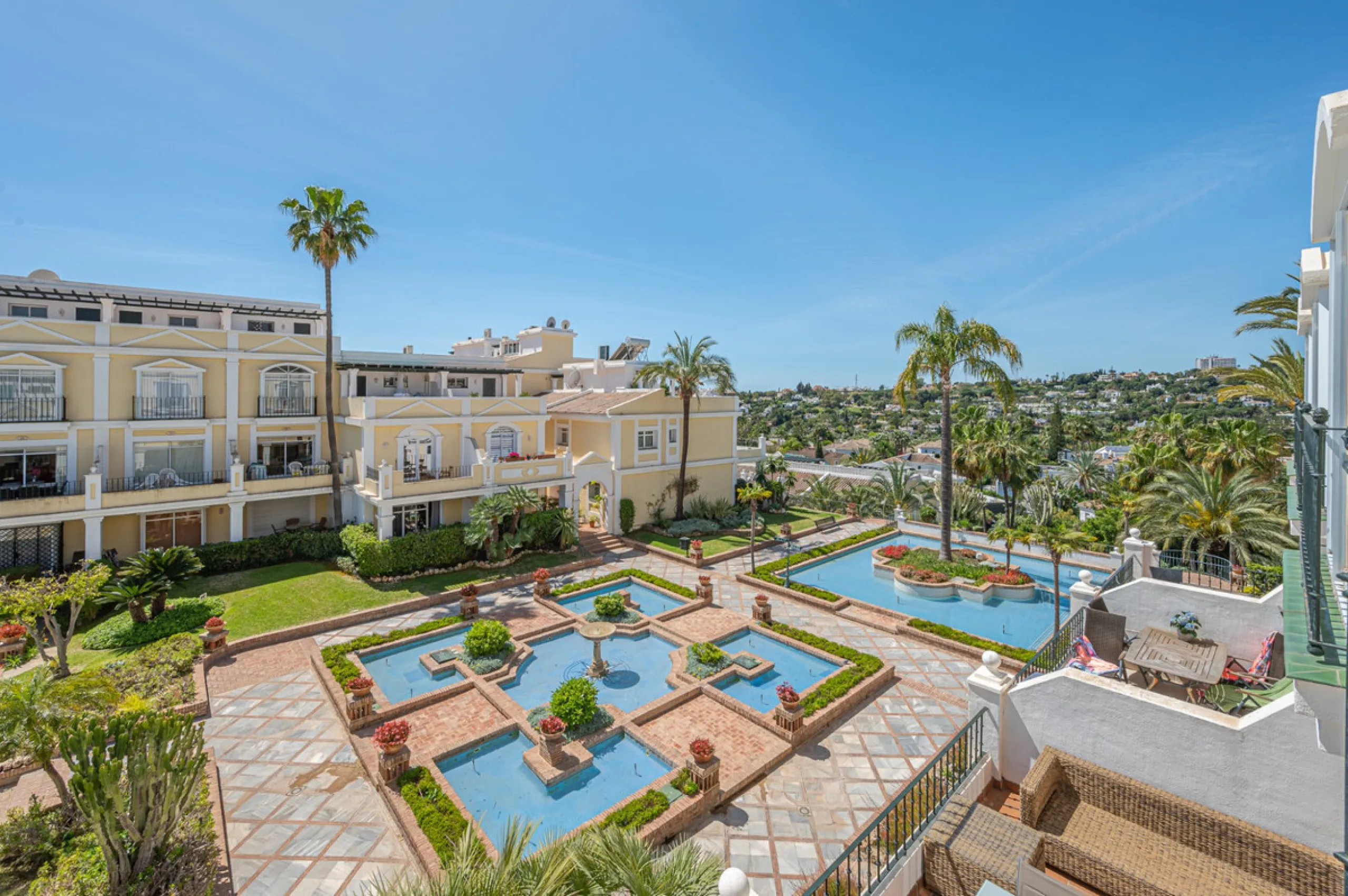 Discover this charming ground-floor apartment in the heart of Marbella's sought-after Golf Valley. Ideally positioned within walking distance of the Aloha Golf clubhouse and just a short buggy ride from the renowned Las Brisas Golf Course, this property o