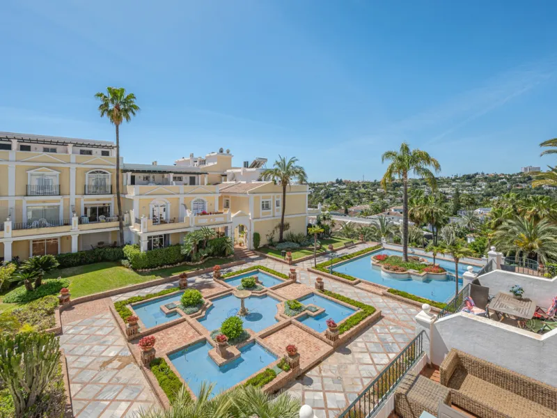 Discover this charming ground-floor apartment in the heart of Marbella's sought-after Golf Valley. Ideally positioned within walking distance of the Aloha Golf clubhouse and just a short buggy ride from the renowned Las Brisas Golf Course, this property o