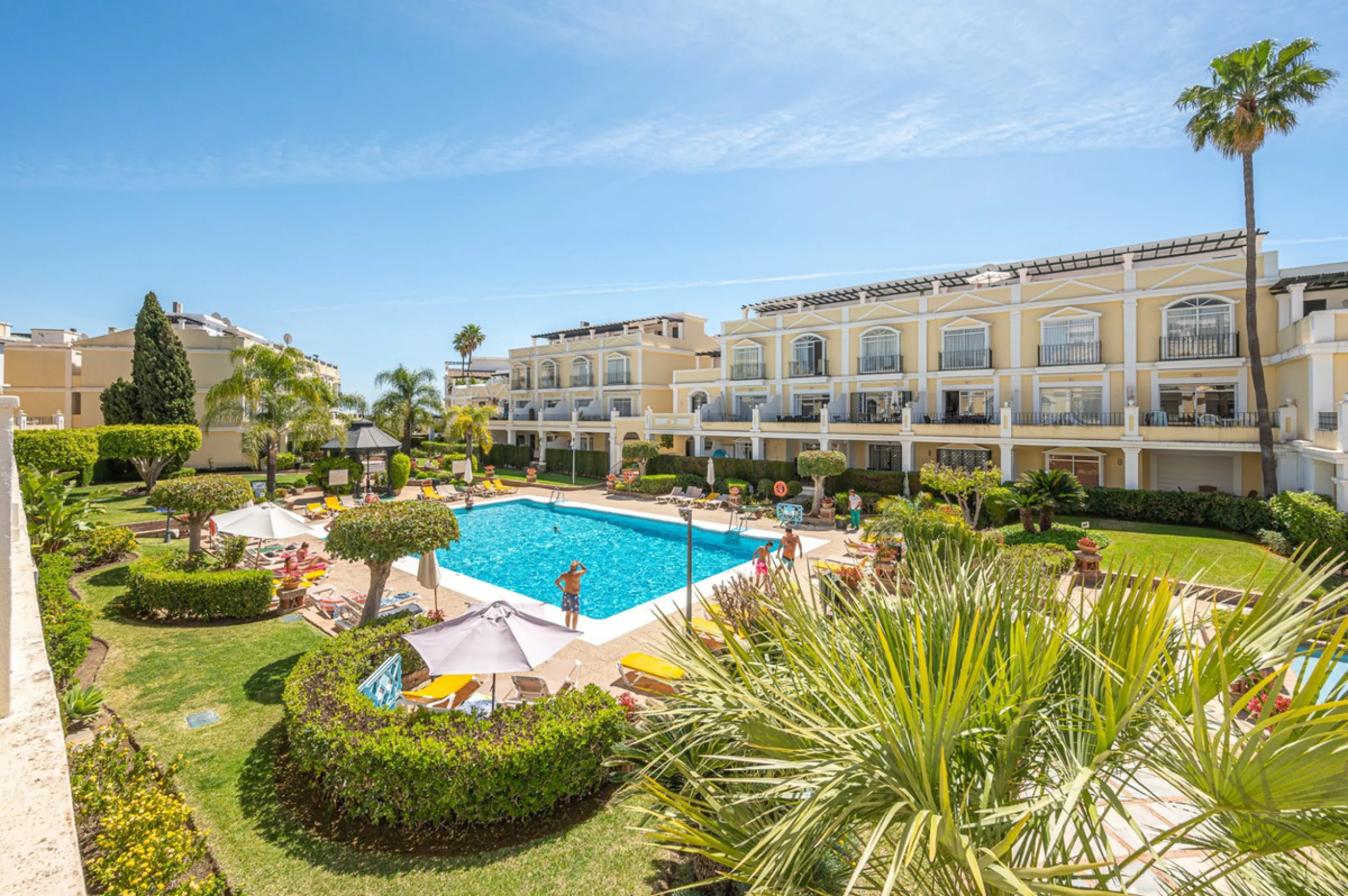 Discover this charming ground-floor apartment in the heart of Marbella's sought-after Golf Valley. Ideally positioned within walking distance of the Aloha Golf clubhouse and just a short buggy ride from the renowned Las Brisas Golf Course, this property o