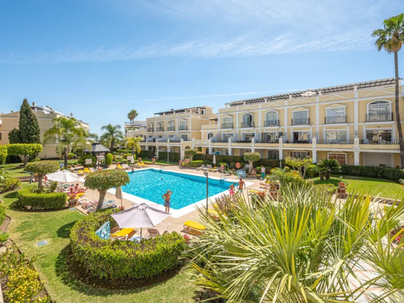 Discover this charming ground-floor apartment in the heart of Marbella's sought-after Golf Valley. Ideally positioned within walking distance of the Aloha Golf clubhouse and just a short buggy ride from the renowned Las Brisas Golf Course, this property o