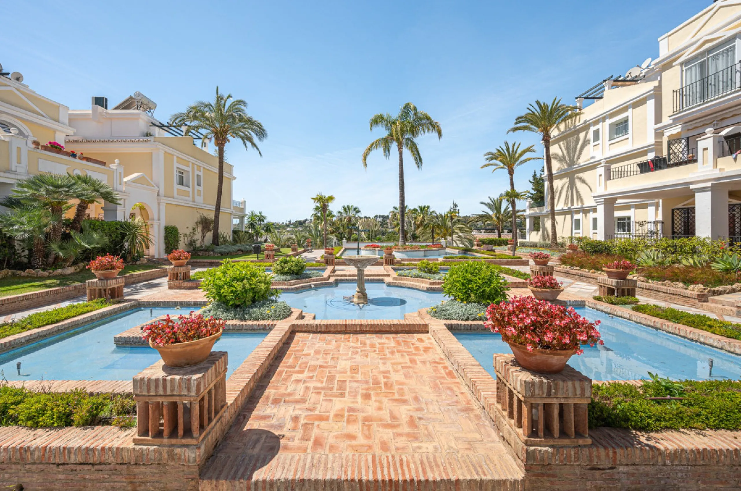 Discover this charming ground-floor apartment in the heart of Marbella's sought-after Golf Valley. Ideally positioned within walking distance of the Aloha Golf clubhouse and just a short buggy ride from the renowned Las Brisas Golf Course, this property o