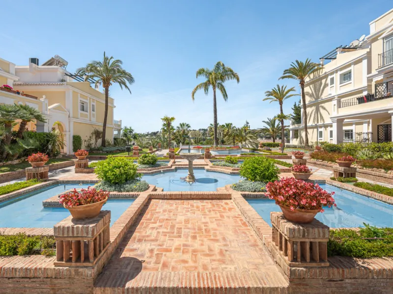 Discover this charming ground-floor apartment in the heart of Marbella's sought-after Golf Valley. Ideally positioned within walking distance of the Aloha Golf clubhouse and just a short buggy ride from the renowned Las Brisas Golf Course, this property o