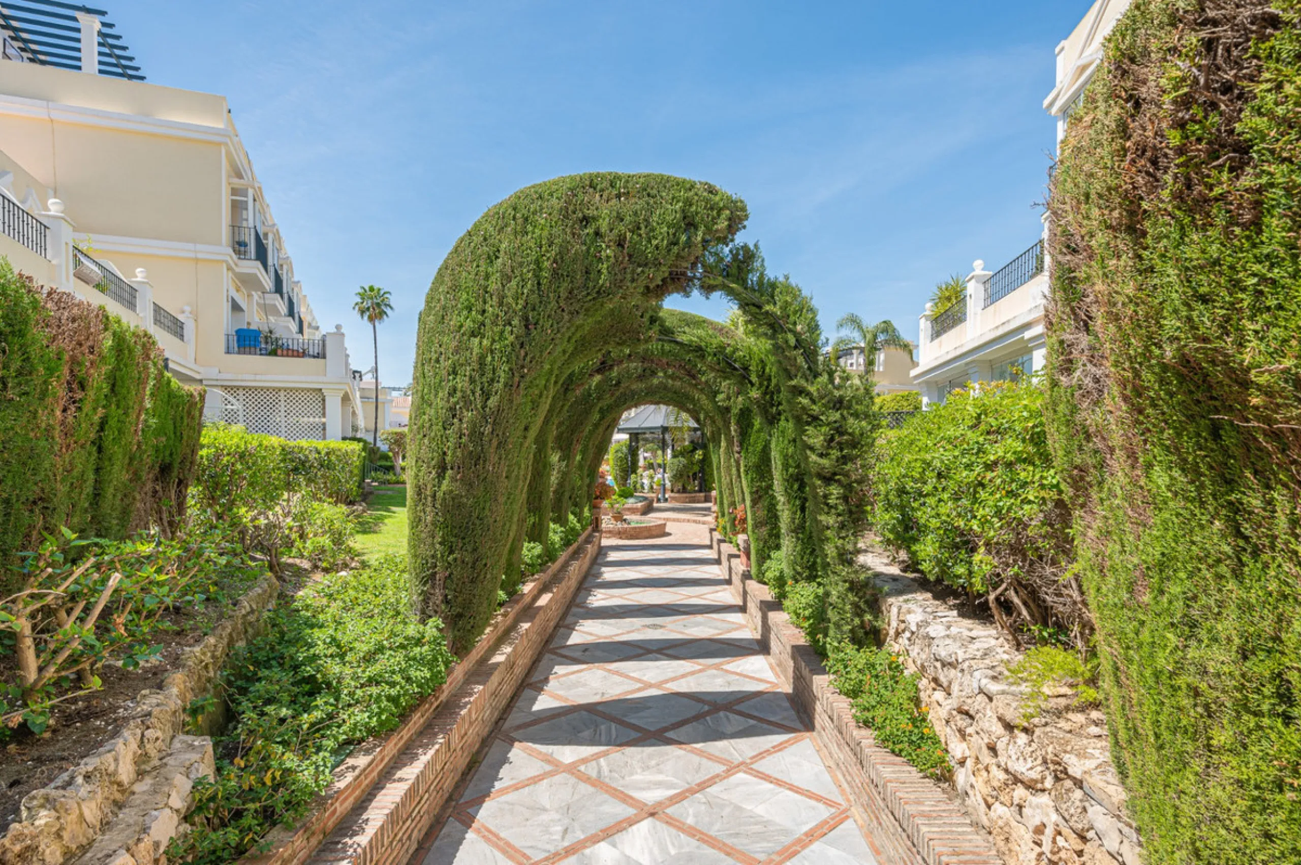 Discover this charming ground-floor apartment in the heart of Marbella's sought-after Golf Valley. Ideally positioned within walking distance of the Aloha Golf clubhouse and just a short buggy ride from the renowned Las Brisas Golf Course, this property o