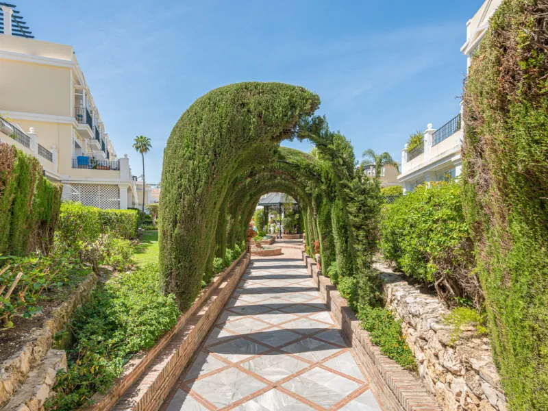 Discover this charming ground-floor apartment in the heart of Marbella's sought-after Golf Valley. Ideally positioned within walking distance of the Aloha Golf clubhouse and just a short buggy ride from the renowned Las Brisas Golf Course, this property o