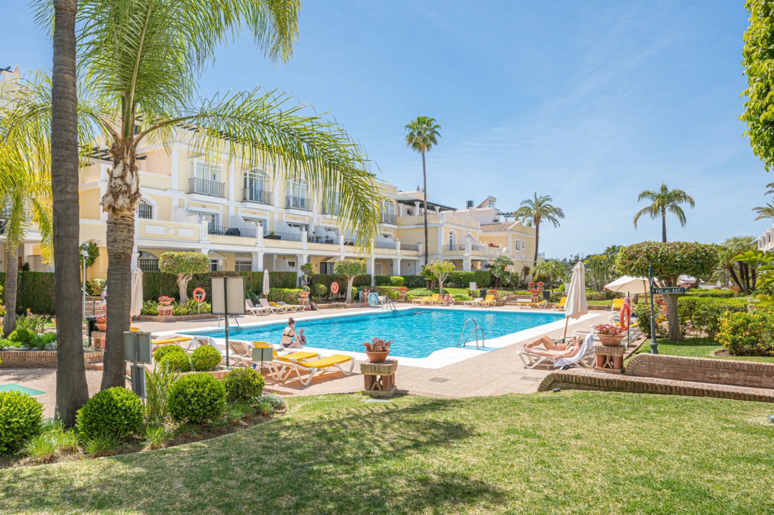 Discover this charming ground-floor apartment in the heart of Marbella's sought-after Golf Valley. Ideally positioned within walking distance of the Aloha Golf clubhouse and just a short buggy ride from the renowned Las Brisas Golf Course, this property o