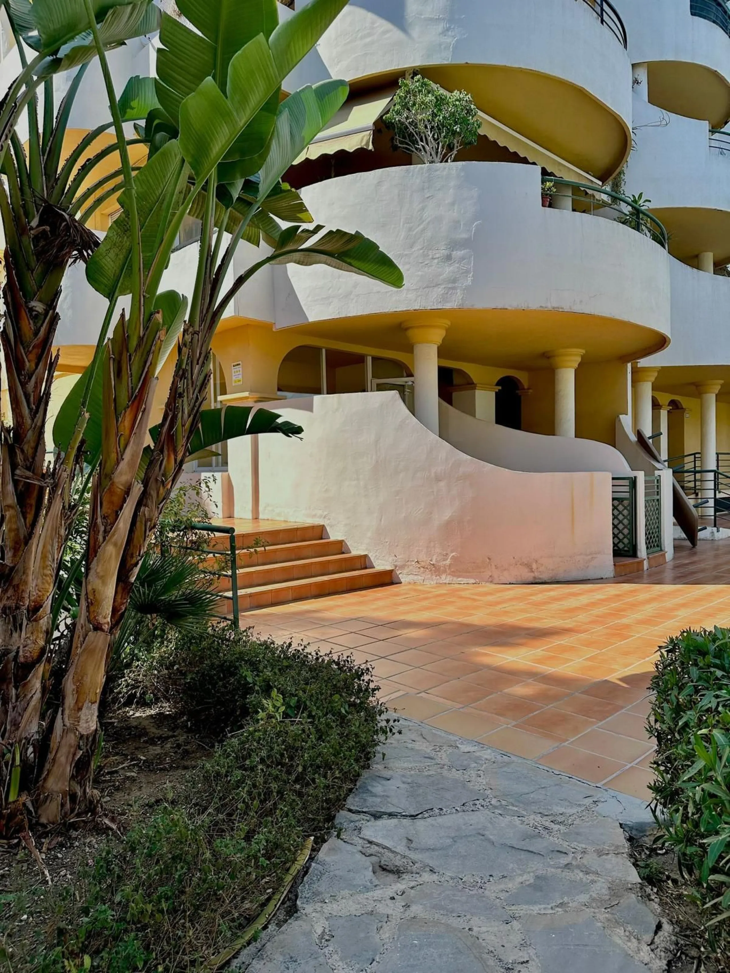 Apartment - Duplex в продаже в Marbella, Málaga. В доме 3 спален и 2 ванных комнат. Площадь дома 130 м²