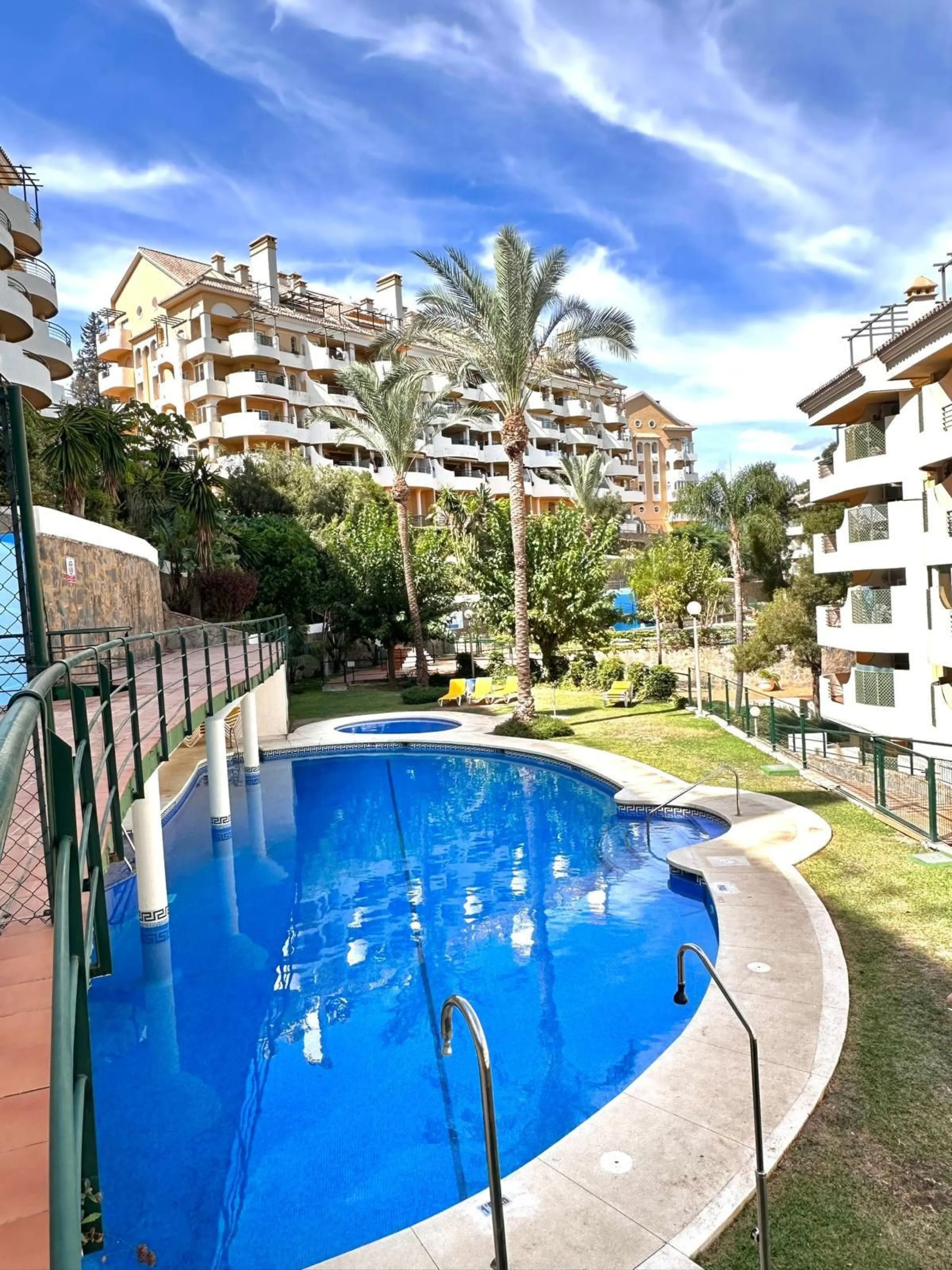 Apartment - Duplex в продаже в Marbella, Málaga. В доме 3 спален и 2 ванных комнат. Площадь дома 130 м²