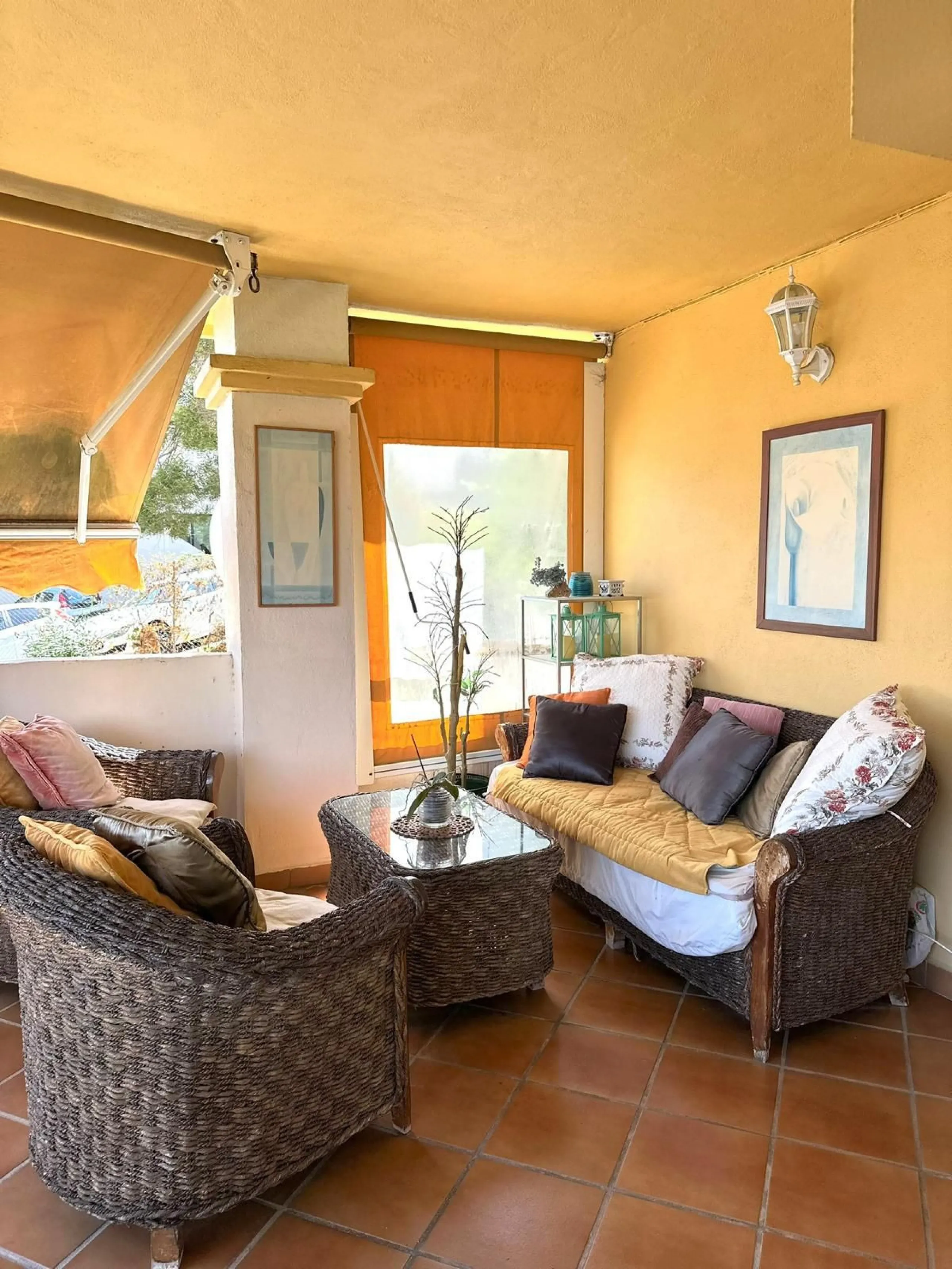 Apartment - Duplex в продаже в Marbella, Málaga. В доме 3 спален и 2 ванных комнат. Площадь дома 130 м²