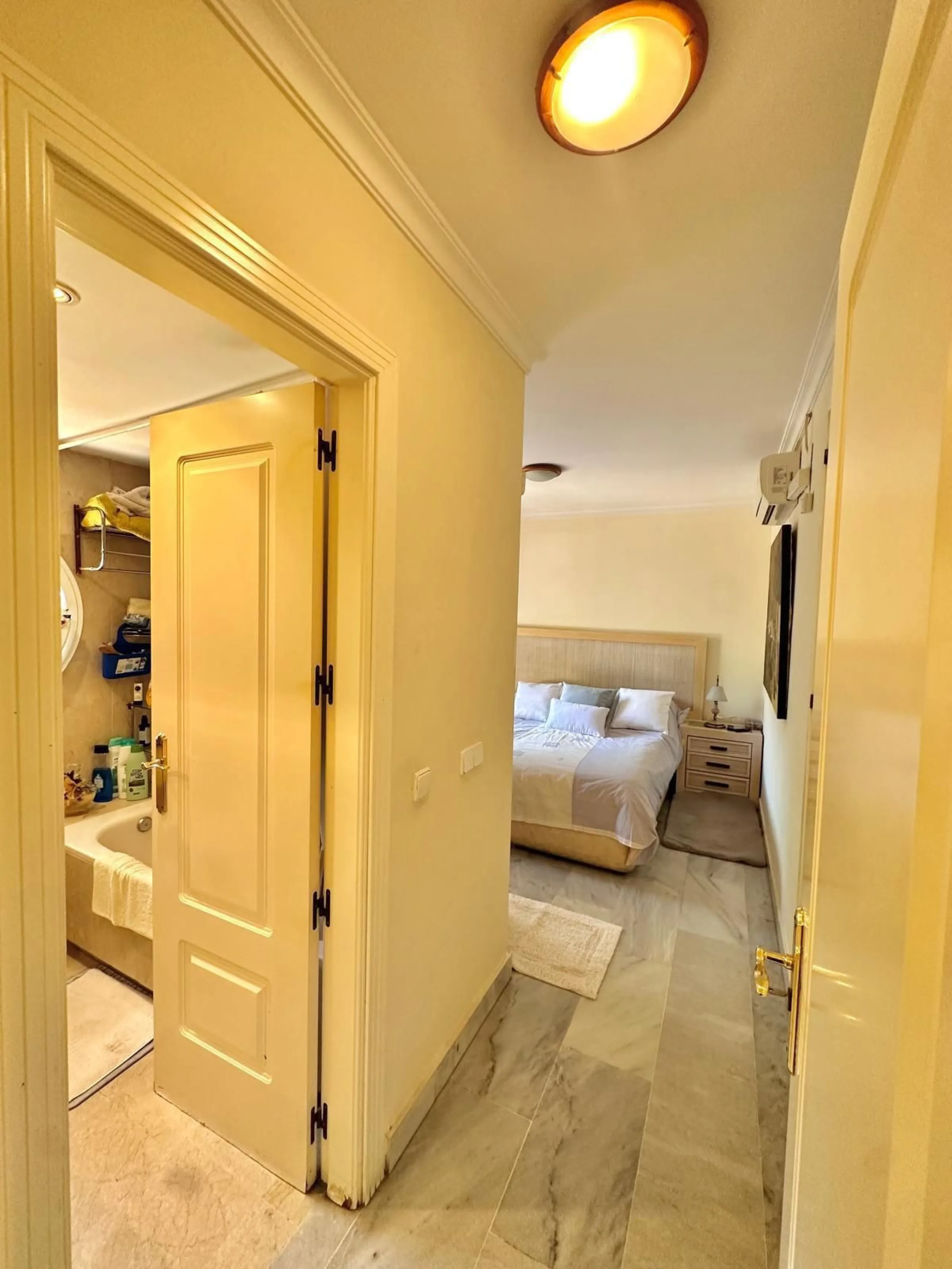Apartment - Duplex в продаже в Marbella, Málaga. В доме 3 спален и 2 ванных комнат. Площадь дома 130 м²