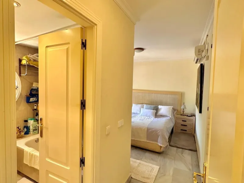Apartment - Duplex в продаже в Marbella, Málaga. В доме 3 спален и 2 ванных комнат. Площадь дома 130 м²