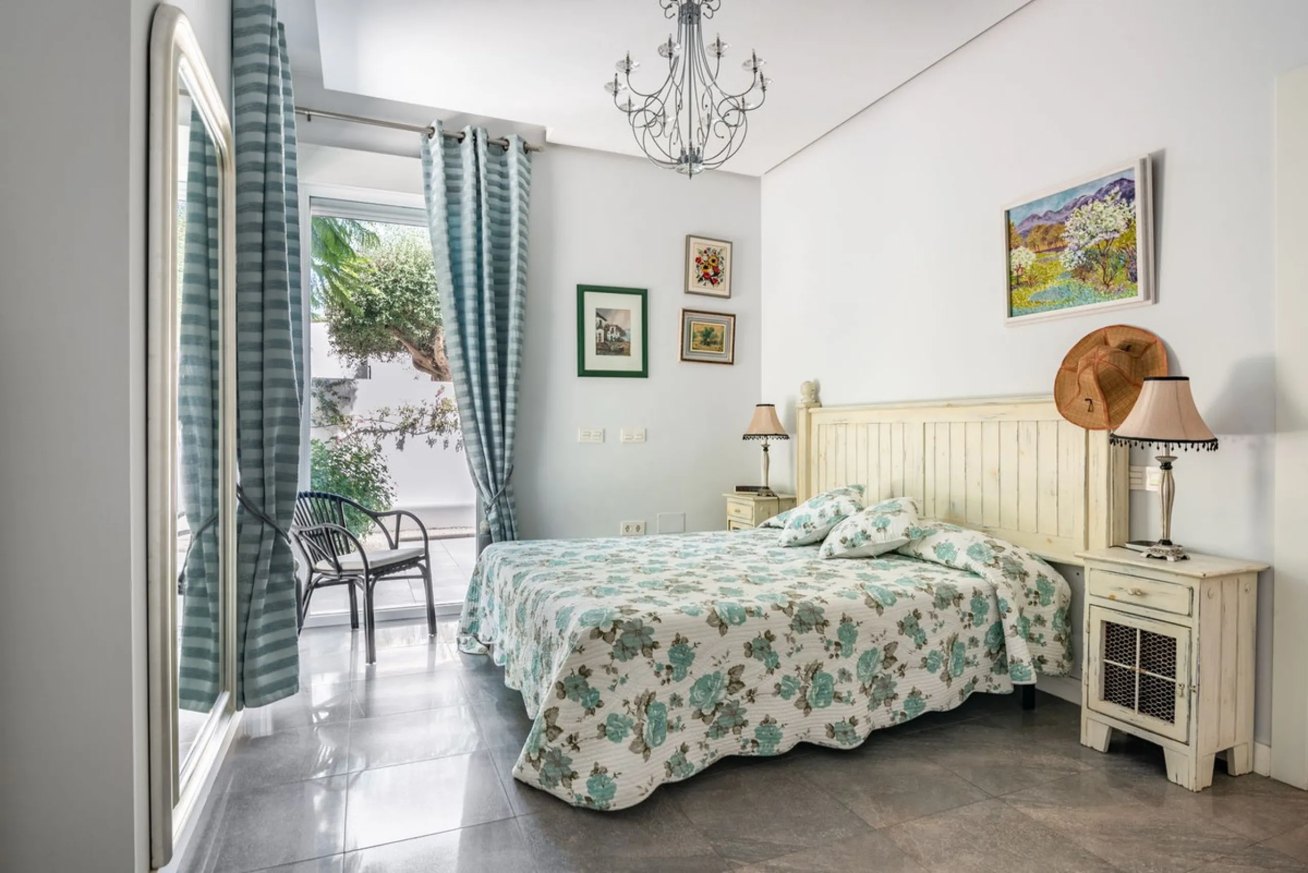 House - Detached Villa в продаже в Marbella, Málaga. В доме 4 спален и 2 ванных комнат. Площадь дома 166 м². Площадь участка 415 м²
