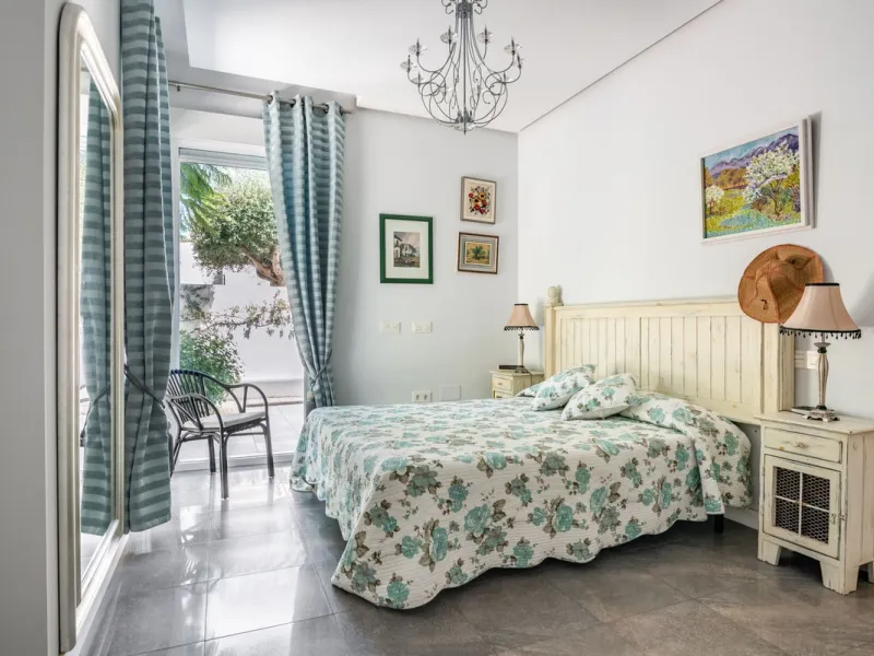 House - Detached Villa в продаже в Marbella, Málaga. В доме 4 спален и 2 ванных комнат. Площадь дома 166 м². Площадь участка 415 м²