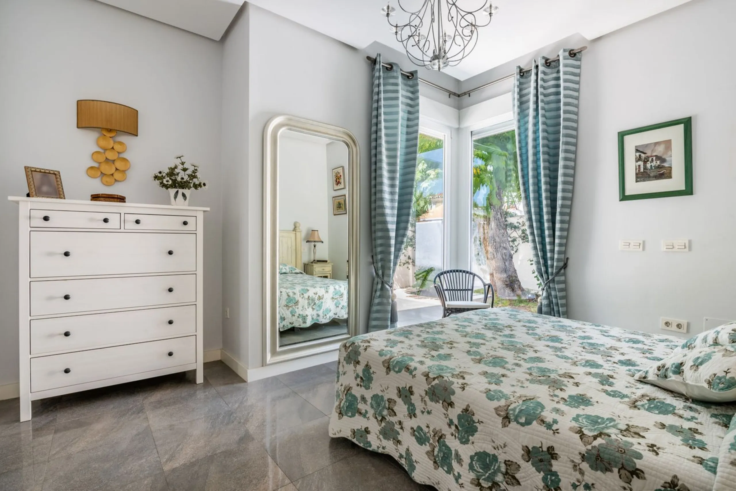 House - Detached Villa в продаже в Marbella, Málaga. В доме 4 спален и 2 ванных комнат. Площадь дома 166 м². Площадь участка 415 м²