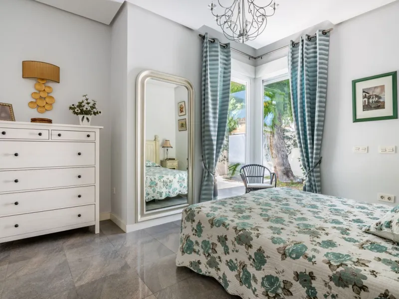 House - Detached Villa в продаже в Marbella, Málaga. В доме 4 спален и 2 ванных комнат. Площадь дома 166 м². Площадь участка 415 м²