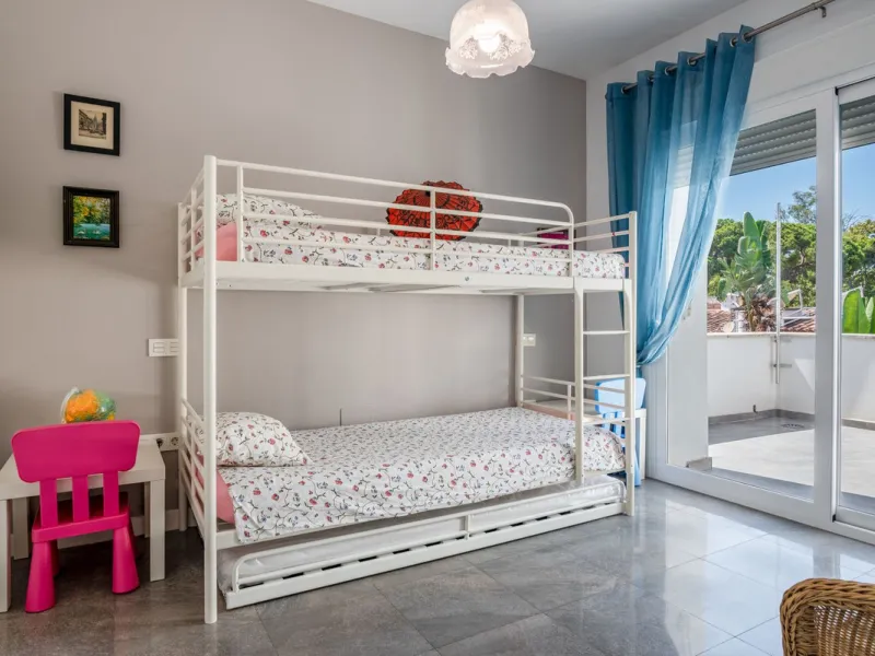 House - Detached Villa в продаже в Marbella, Málaga. В доме 4 спален и 2 ванных комнат. Площадь дома 166 м². Площадь участка 415 м²