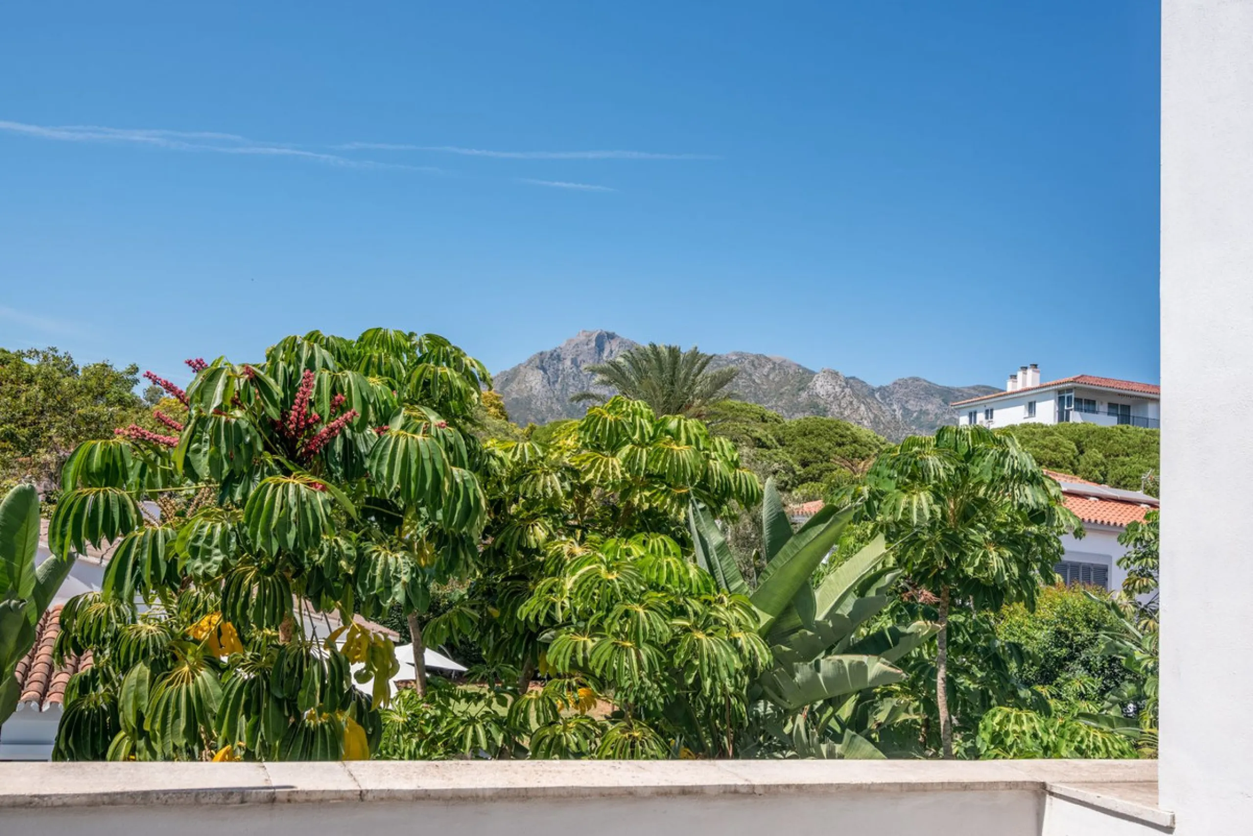House - Detached Villa в продаже в Marbella, Málaga. В доме 4 спален и 2 ванных комнат. Площадь дома 166 м². Площадь участка 415 м²