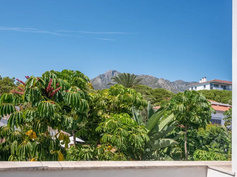 House - Detached Villa в продаже в Marbella, Málaga. В доме 4 спален и 2 ванных комнат. Площадь дома 166 м². Площадь участка 415 м²