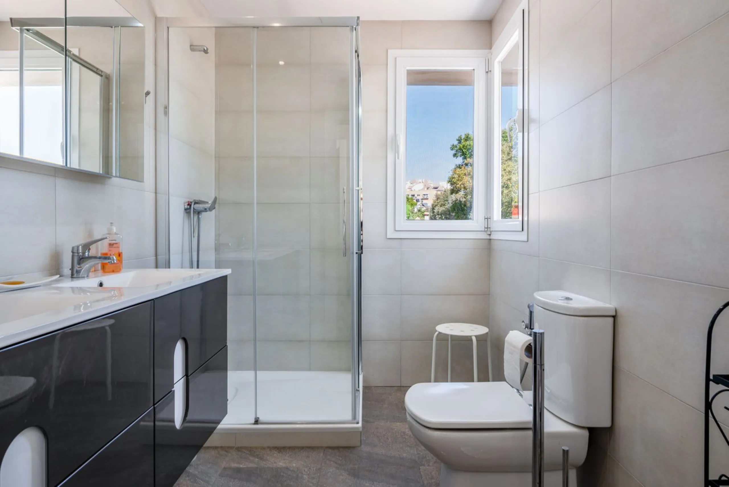 House - Detached Villa в продаже в Marbella, Málaga. В доме 4 спален и 2 ванных комнат. Площадь дома 166 м². Площадь участка 415 м²