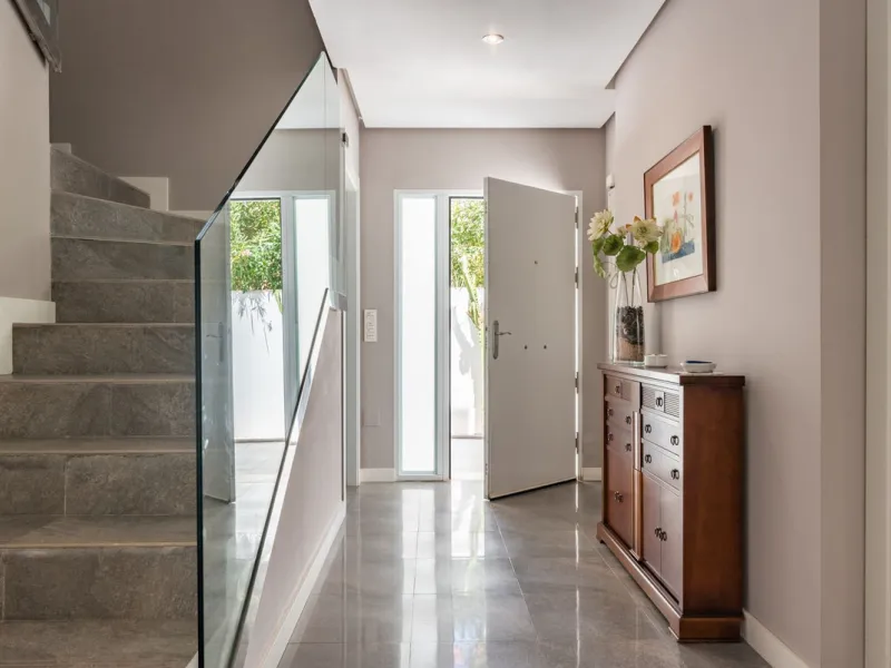 House - Detached Villa в продаже в Marbella, Málaga. В доме 4 спален и 2 ванных комнат. Площадь дома 166 м². Площадь участка 415 м²