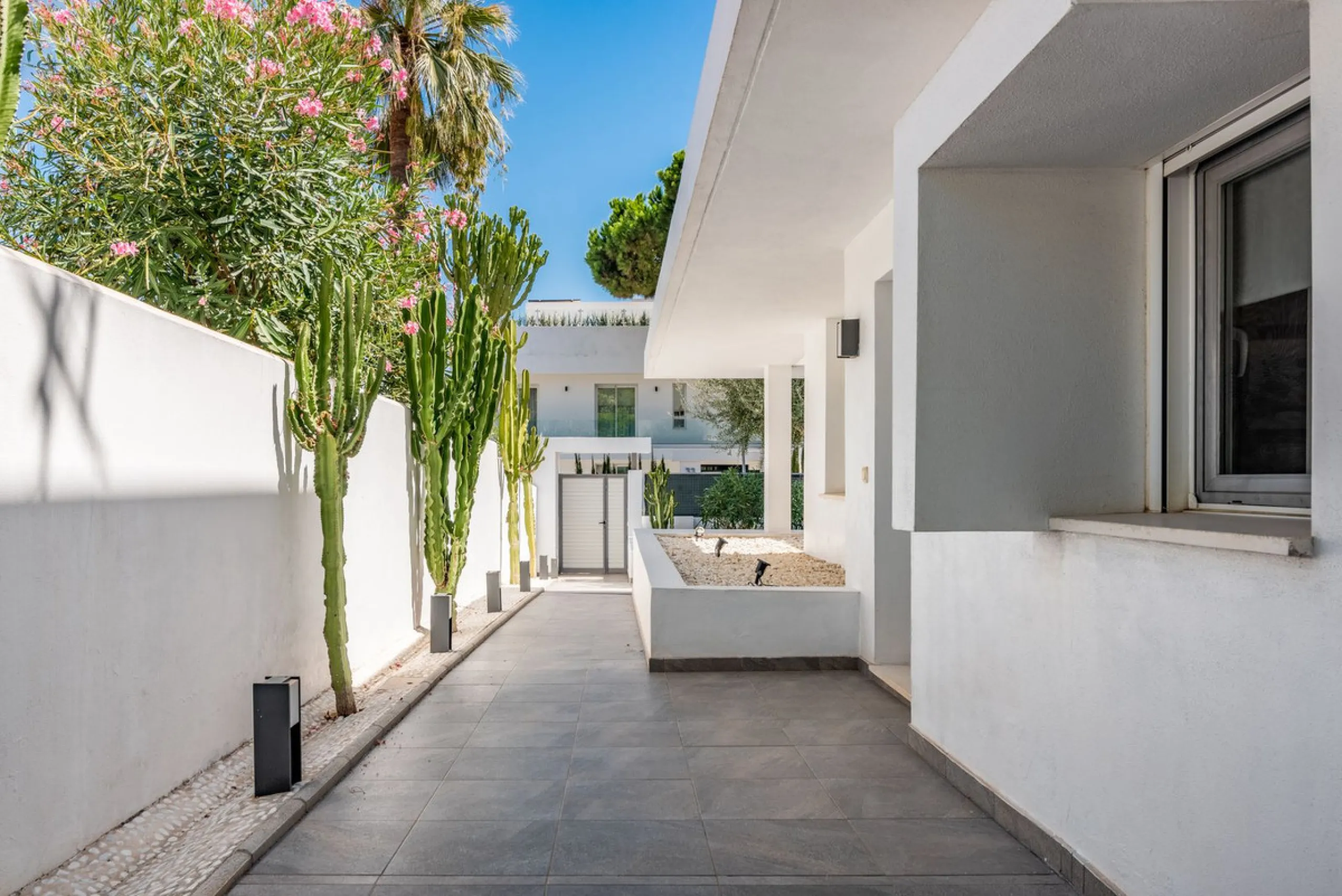 House - Detached Villa в продаже в Marbella, Málaga. В доме 4 спален и 2 ванных комнат. Площадь дома 166 м². Площадь участка 415 м²